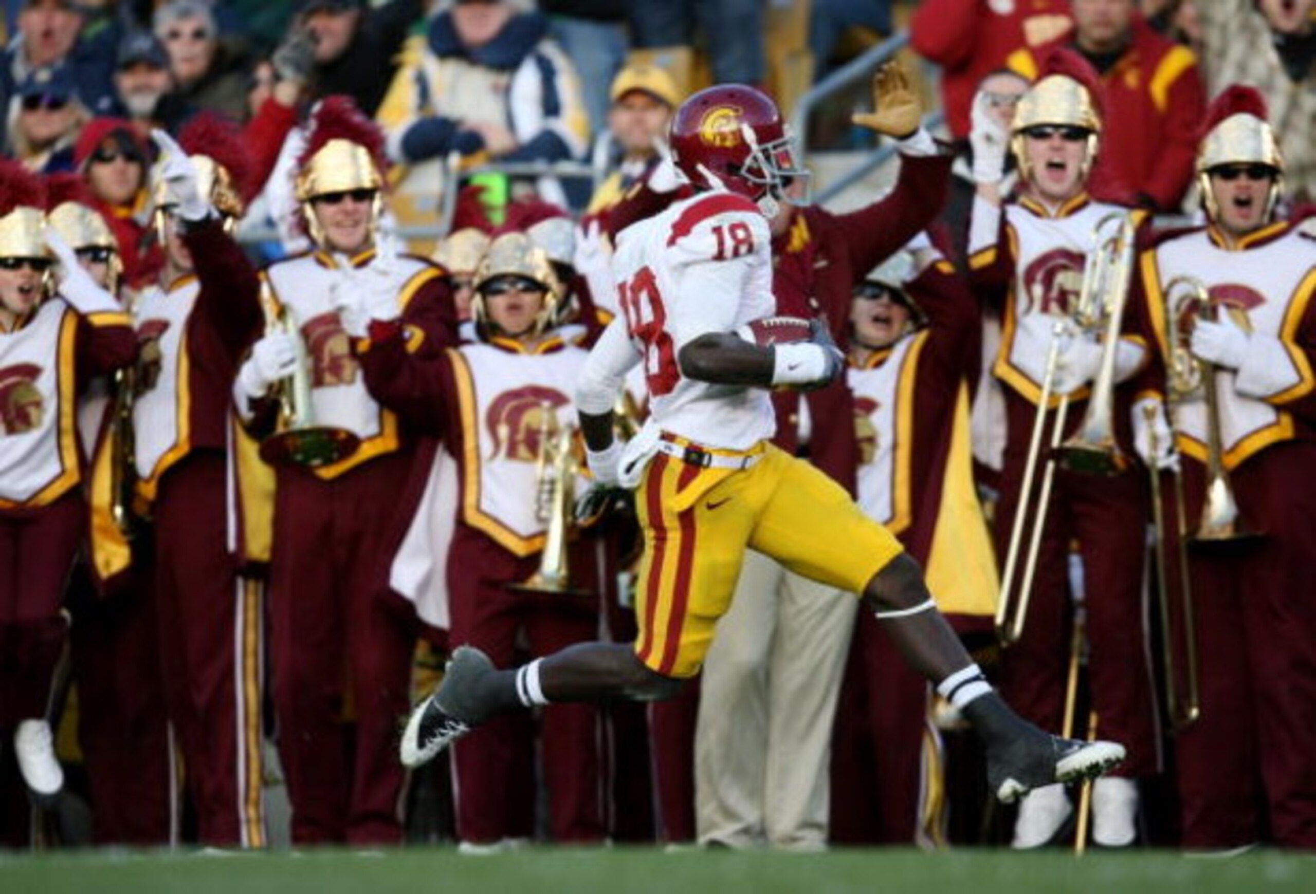 SOUTH BEND, IN - OCTOBER 17:  Wide receiver Damian Williams #18 of the USC Trojans runs in for a 41 yard touchdown in the third quarter against the Notre Dame Fighting Irish at Notre Dame Stadium on October 17, 2009 in South Bend, Indiana. (Photo by Jonat