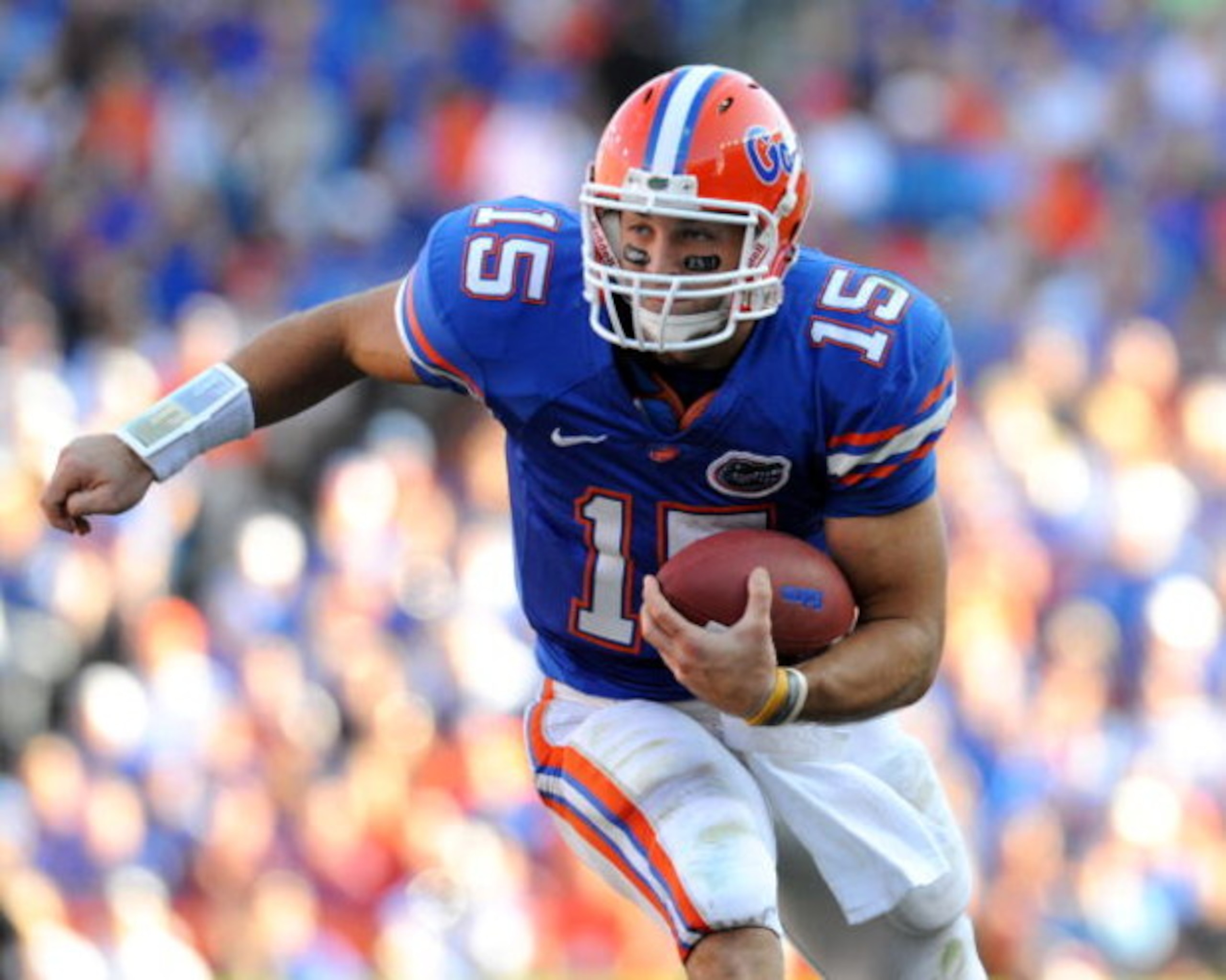 GAINESVILLE, FL - OCTOBER 17: Quarterback Tim Tebow #15 of the Florida Gators rushes upfield against the University of Arkansas Razorbacks October 17, 2009 at Ben Hill Griffin Stadium in Gainesville, Florida.  (Photo by Al Messerschmidt/Getty Images)