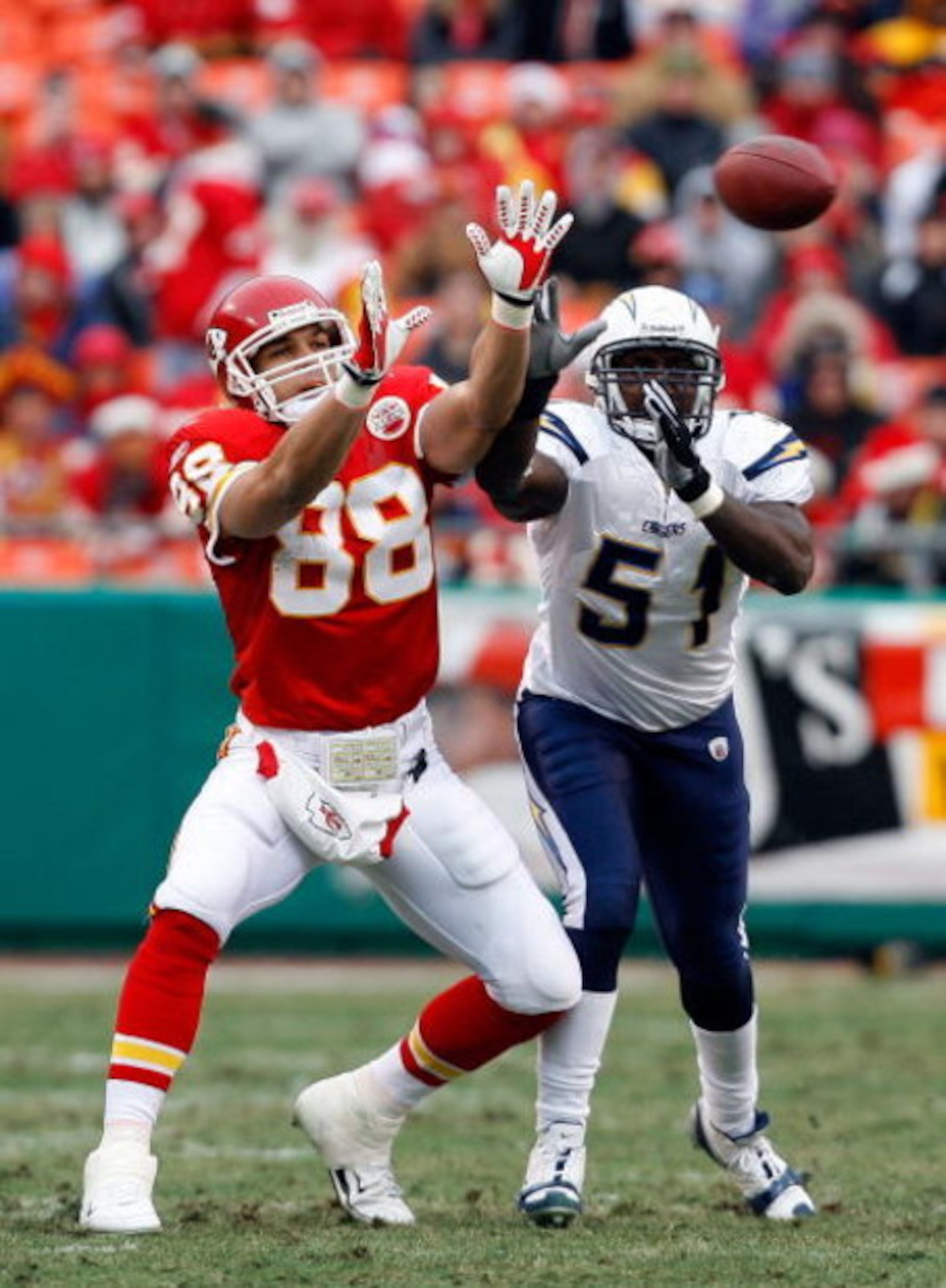 KANSAS CITY, MO - DECEMBER 14:  Tony Gonzalez #88 of the Kansas City Chiefs makes attempts a catch as he is defended by Tim Dobbins #51 of the San Diego Chargers for a 7-0 lead during the first half on December 14, 2008 at Arrowhead Stadium in Kansas City