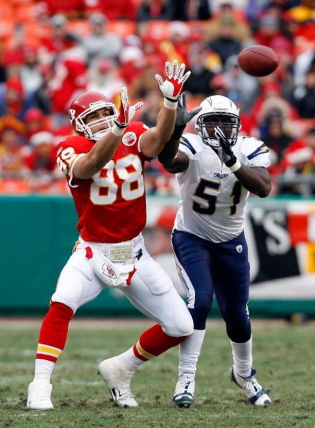 KANSAS CITY, MO - DECEMBER 14:  Tony Gonzalez #88 of the Kansas City Chiefs makes attempts a catch as he is defended by Tim Dobbins #51 of the San Diego Chargers for a 7-0 lead during the first half on December 14, 2008 at Arrowhead Stadium in Kansas City