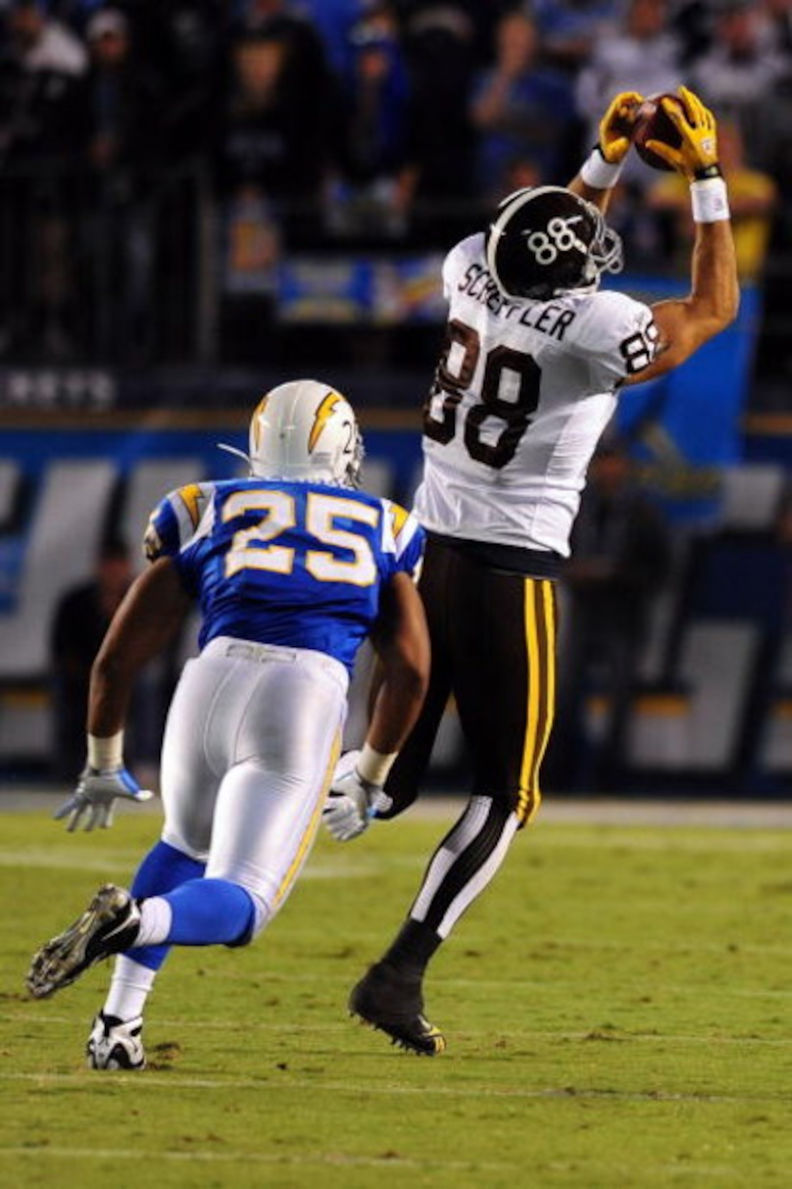 SAN DIEGO - OCTOBER 19:  Tony Scheffler #88 of the Denver Broncos catches the ball for a touchdown against the San Diego Chargers at Qualcomm Stadium on October 19, 2009 in San Diego, California.  (Photo by Jacob de Golish/Getty Images)