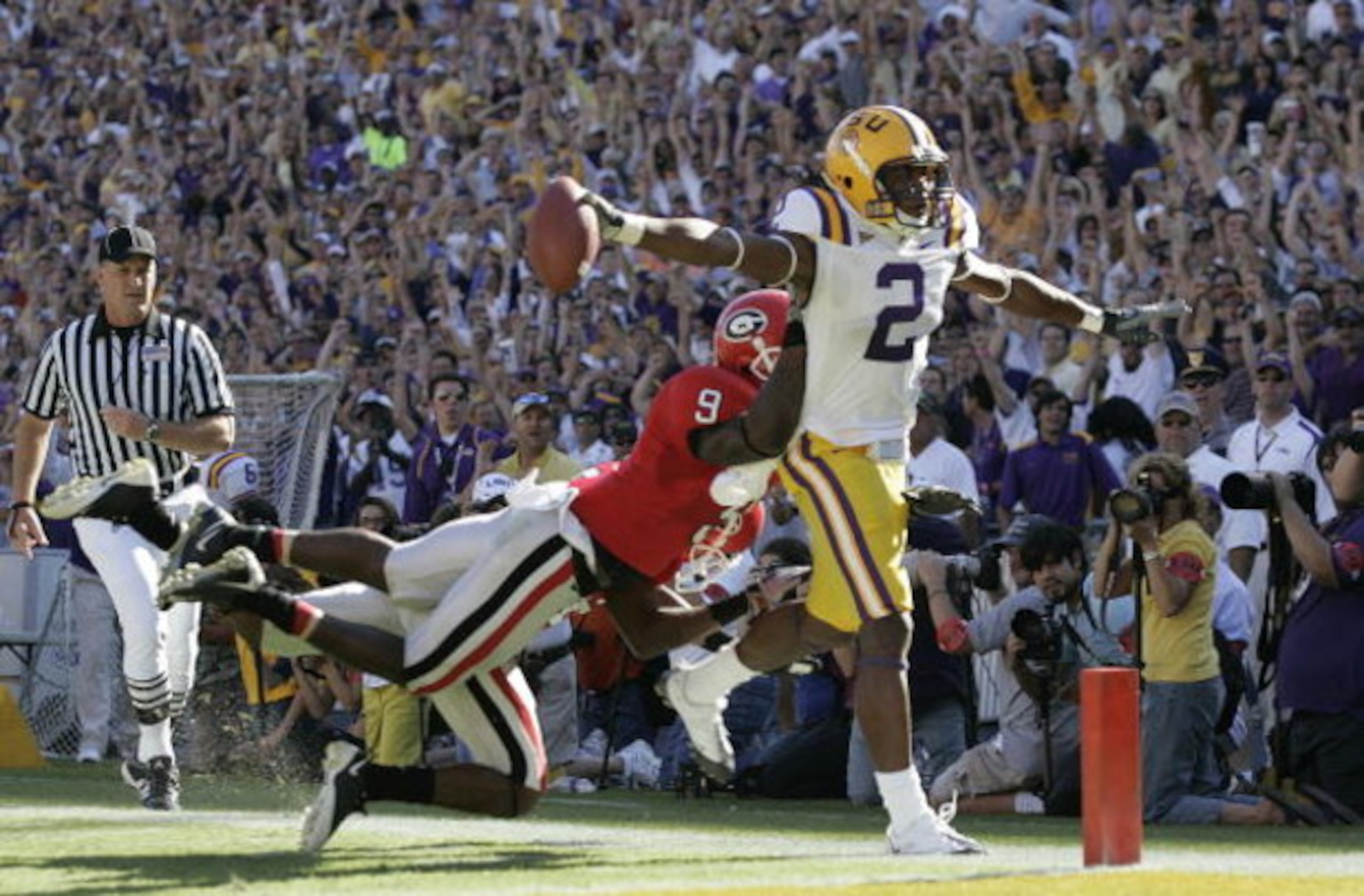 BATON ROUGE, LA - OCTOBER 25:  Demetrius Byrd #2 of Louisiana State scores a second quarter touchdown as Reshad Jones #9 and Vance Cuff #25 of Georgia defend in the second quarter of their football game at Tiger Stadium on October 25, 2008 in Baton Rouge,