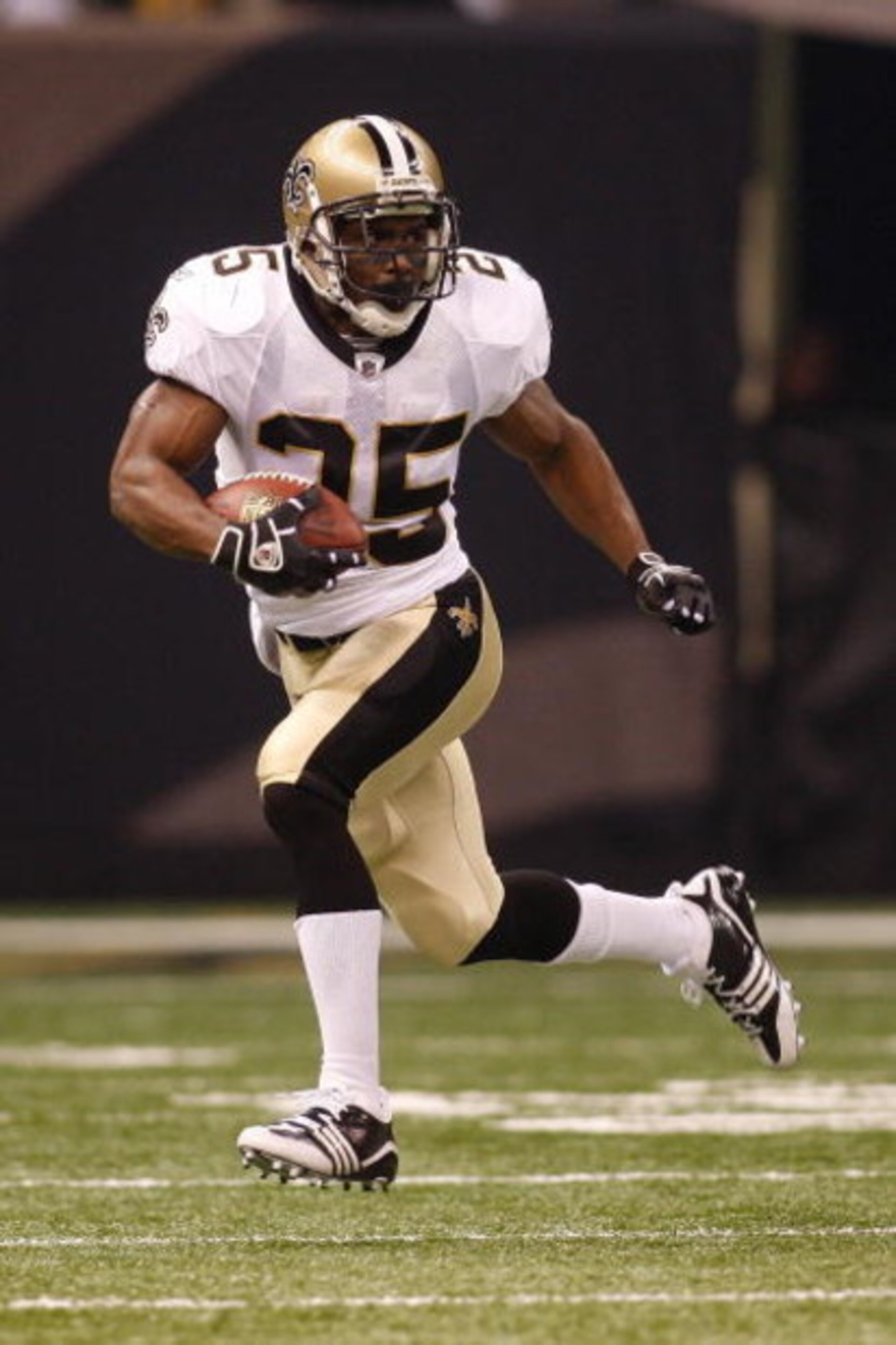NEW ORLEANS - OCTOBER 18:  Reggie Bush #25 of the New Orleans Saints runs with the ball during the game against the New York Giants at the Louisiana Superdome on October 18, 2009 in New Orleans, Louisiana.  (Photo by Chris Graythen/Getty Images)