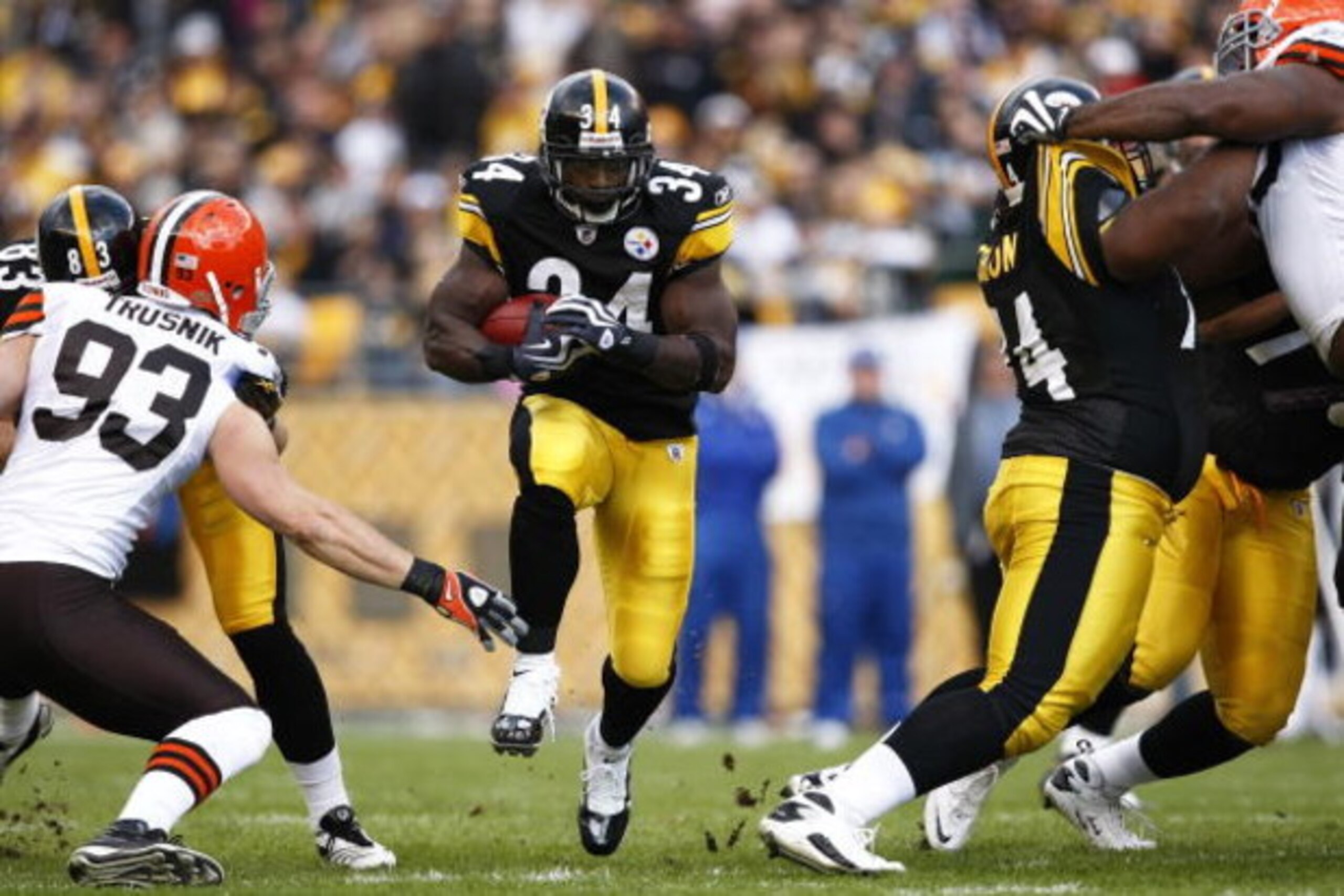 PITTSBURGH, PA - OCTOBER 18: Rashard Mendenhall #34 of the Pittsburgh Steelers runs with the football against the Cleveland Browns at Heinz Field on October 18, 2009 in Pittsburgh, Pennsylvania. The Steelers defeated the Browns 27-14. (Photo by Joe Robbin