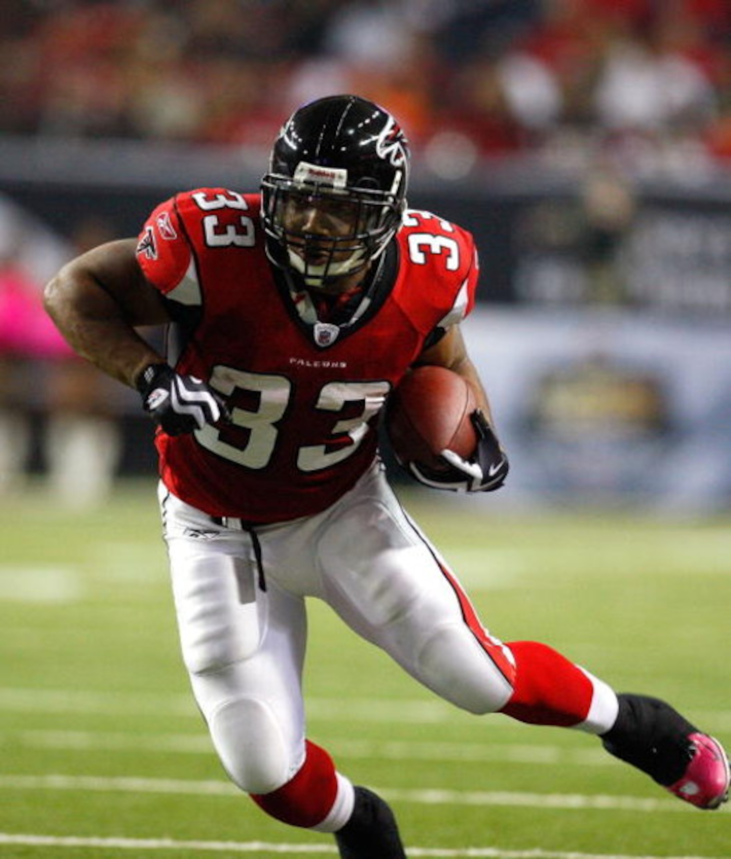 ATLANTA - OCTOBER 18:  Michael Turner #33 of the Atlanta Falcons against the Chicago Bears at Georgia Dome on October 18, 2009 in Atlanta, Georgia.  (Photo by Kevin C. Cox/Getty Images)