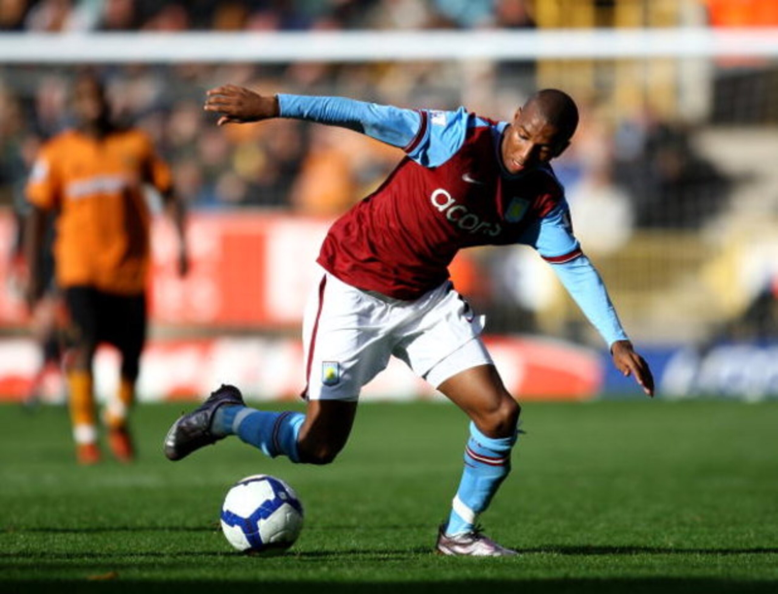 WOLVERHAMPTON, ENGLAND - OCTOBER 24:  Ashley Young of Aston Villa in action during the Barclays Premier League match between Wolverhampton Wanderers and Aston Villa at Molineux on October 24, 2009 in Wolverhampton, England.  (Photo by Shaun Botterill/Gett