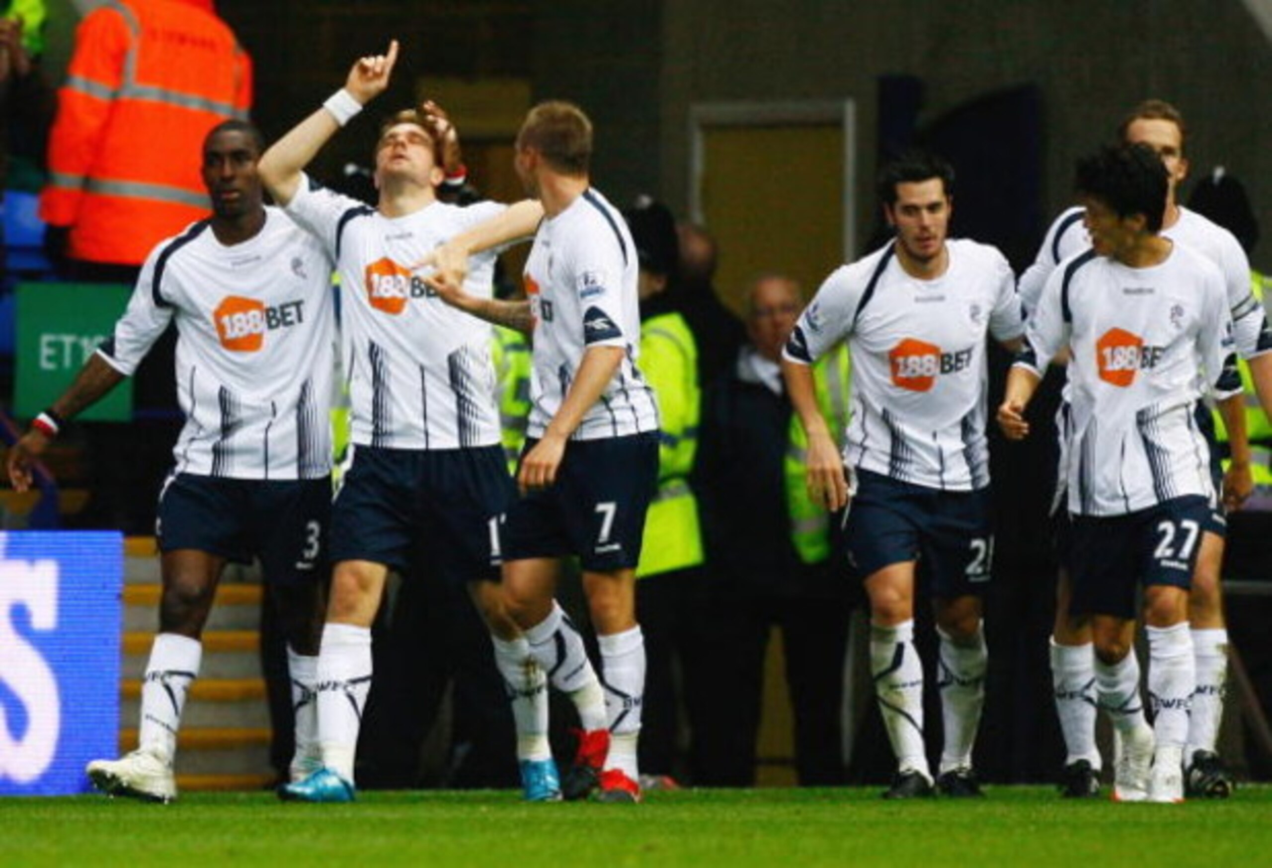 BOLTON, ENGLAND - OCTOBER 25:  Ivan Klasnic of Bolton Wanderers celebrates after scoring during the Barclays Premier League match between Bolton Wanderers and Everton at Reebok Stadium on October 25, 2009 in Bolton, England.  (Photo by Jeff J Mitchell/Get