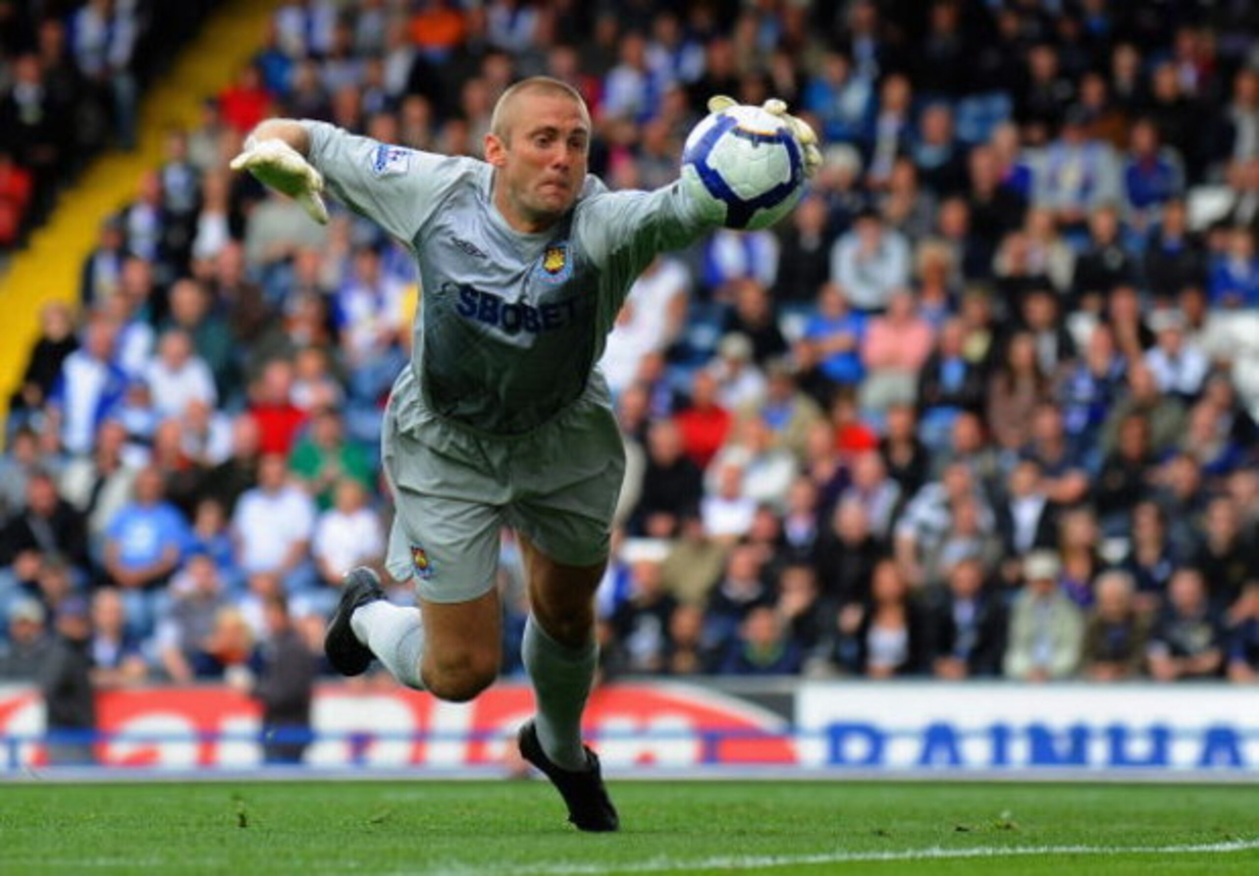 BLACKBURN, ENGLAND - AUGUST 29:  Robert Green of West Ham makes a save during the Barclays Premier League match between Blackburn Rovers and West Ham United at Ewood Park on August 29, 2009 in Blackburn, England.  (Photo by Michael Regan/Getty Images)