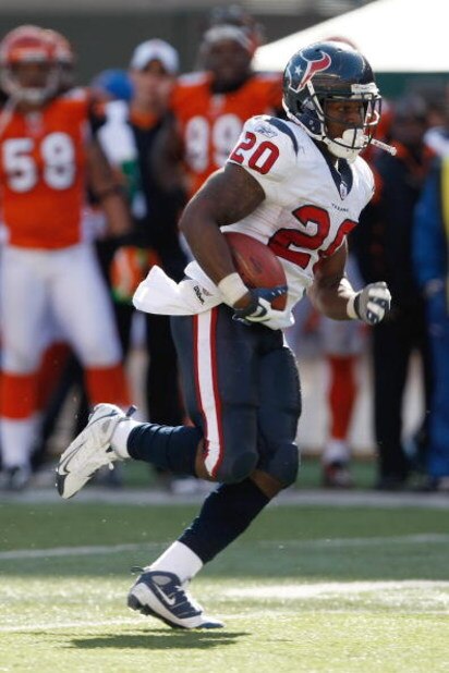 CINCINNATI, OH - OCTOBER 18: Running back Steve Slaton #20 of the Houston Texans runs with the football against the Cincinnati Bengals at Paul Brown Stadium on October 18, 2009 in Cincinnati, Ohio. The Texans defeated the Bengals 28-17. (Photo by Scott Bo