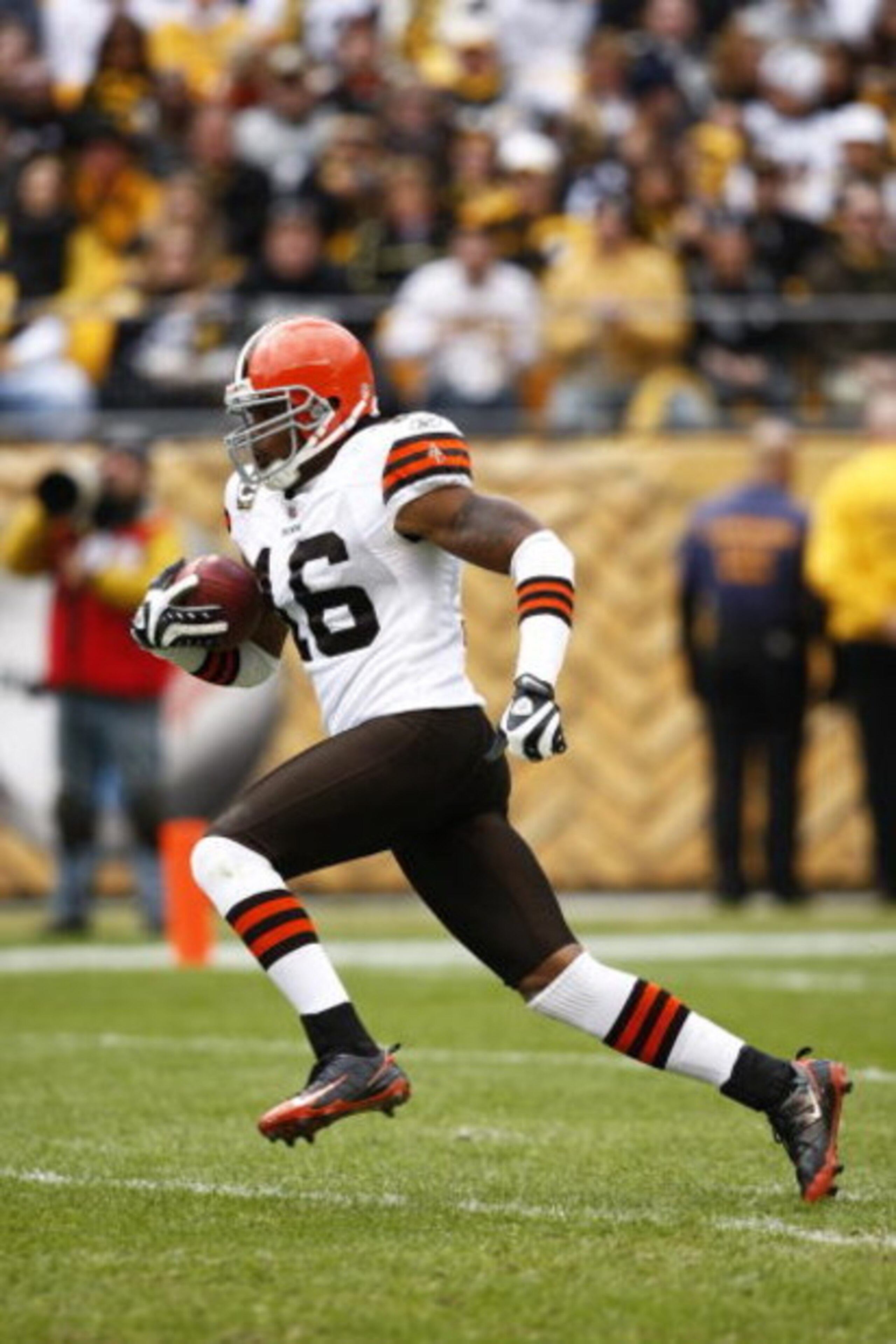 PITTSBURGH, PA - OCTOBER 18: Josh Cribbs #16 of the Cleveland Browns returns a kickoff for a touchdown in the first half against the Pittsburgh Steelers at Heinz Field on October 18, 2009 in Pittsburgh, Pennsylvania. (Photo by Joe Robbins/Getty Images)