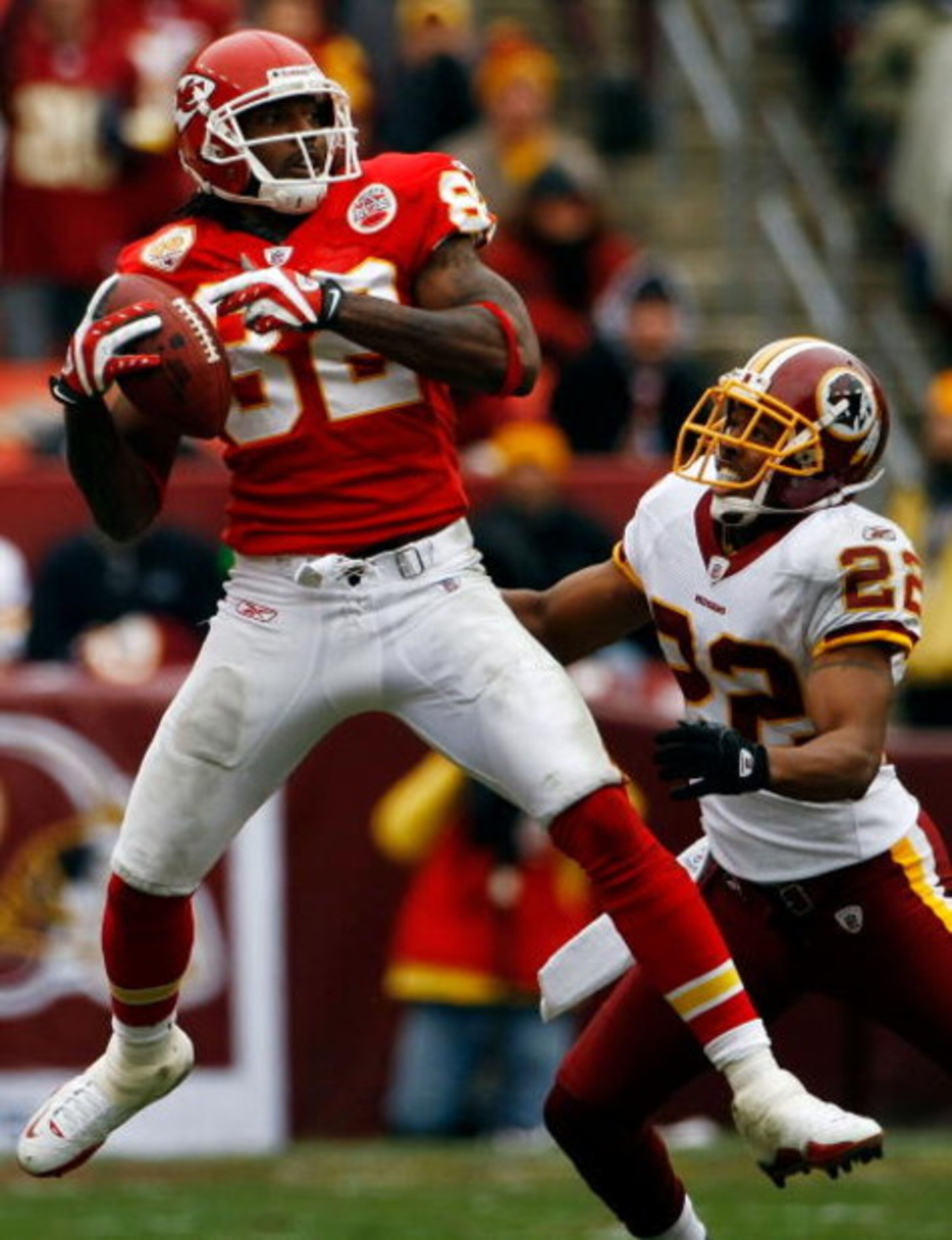 LANDOVER, MD - OCTOBER 18:  Dwayne Bowe #82 of the Kansas City Chiefs catches a pass as Carlos Rogers #22 of the Washington Redskins defends during their game October 18, 2009 at FedEx Field in Landover, Maryland.The Chiefs won the game 14-6.  (Photo by W