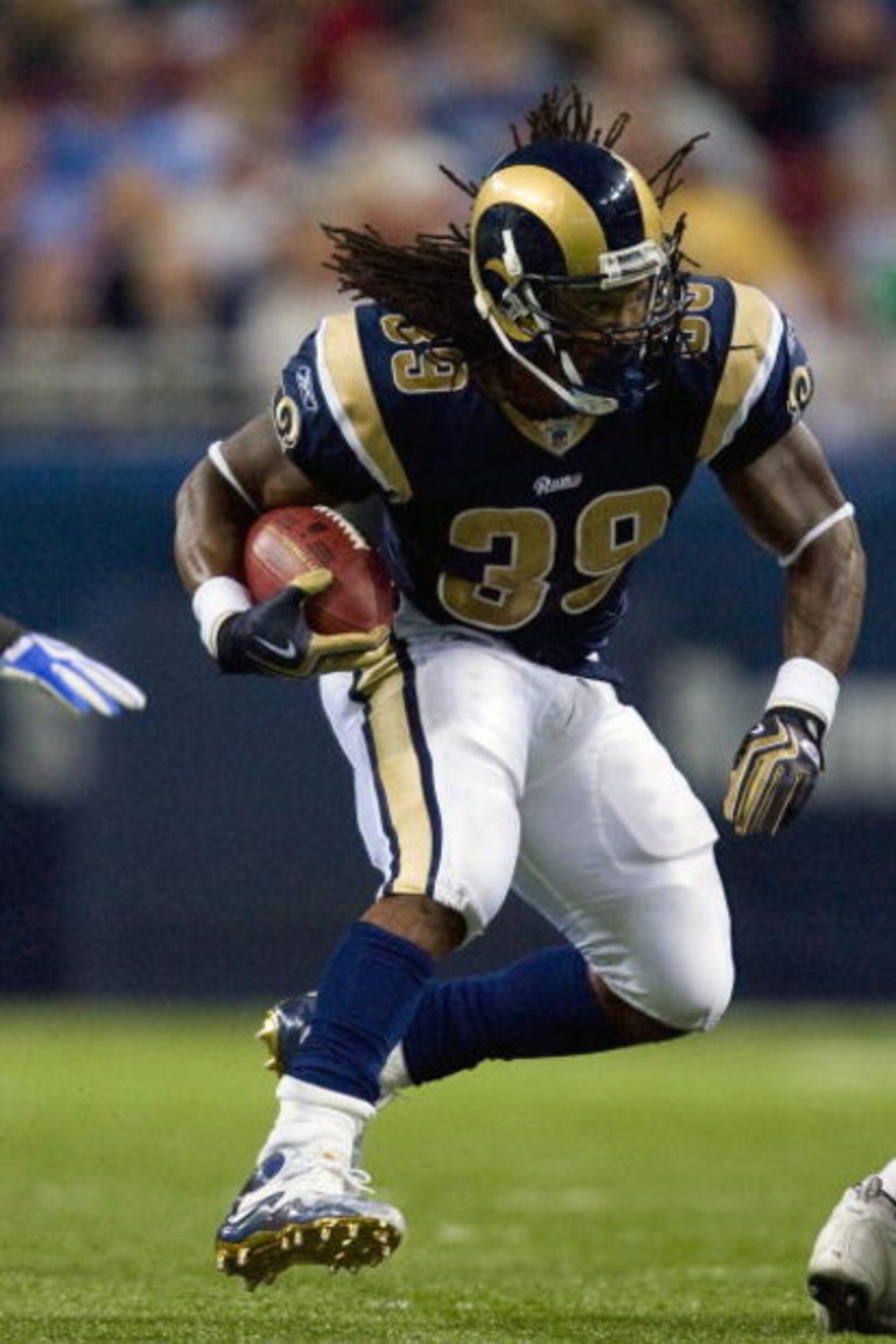 ST. LOUIS, MO - OCTOBER 25: Steven Jackson #39 of the St. Louis Rams rushes against the Indianapolis Colts at the Edward Jones Dome on October 25, 2009 in St. Louis, Missouri.  (Photo by Dilip Vishwanat/Getty Images)