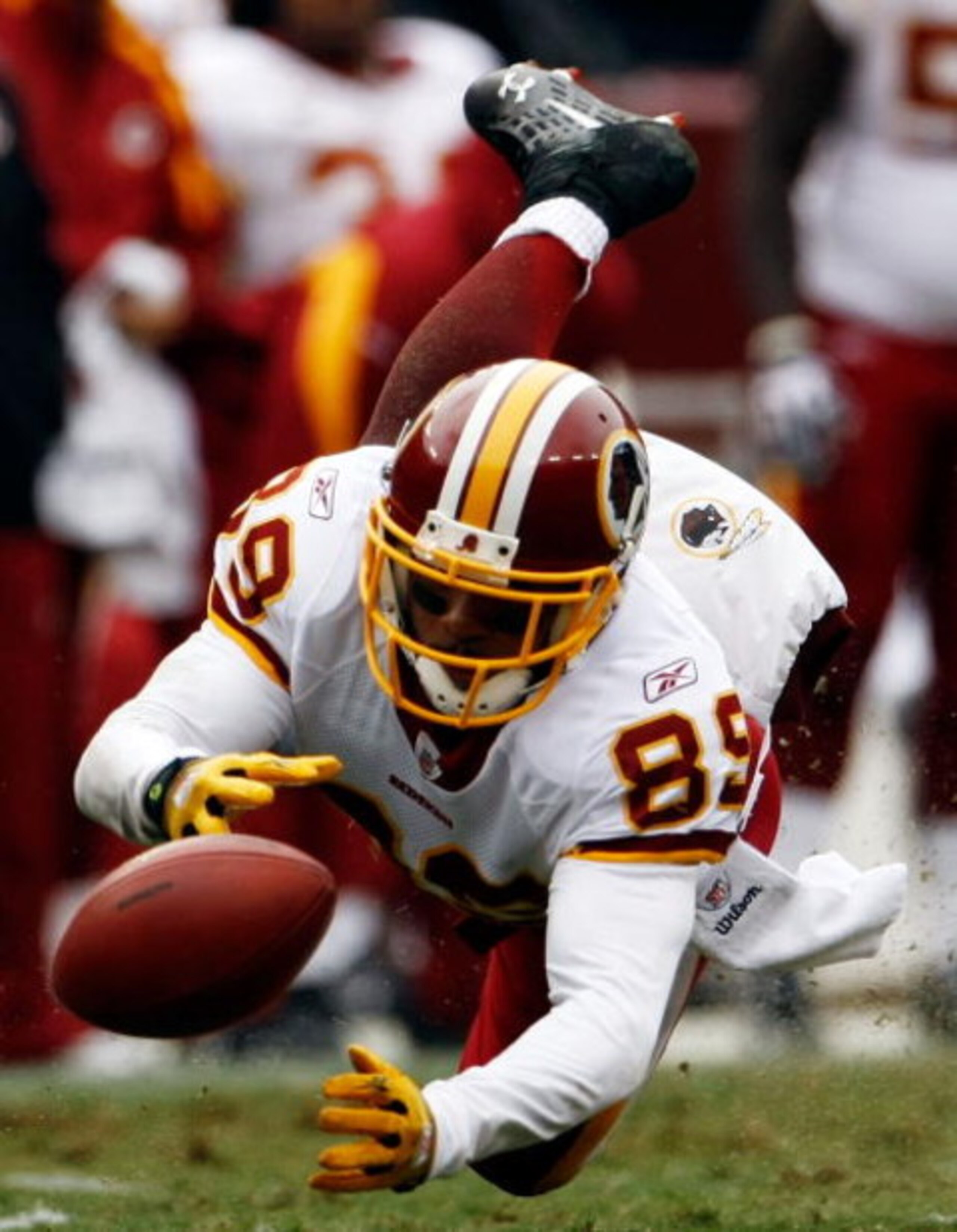 LANDOVER, MD - OCTOBER 18:  Wide receiver Santana Moss #89 of the Washington Redskins drops a ball against the Kansas City Chiefs during their game October 18, 2009 at FedEx Field in Landover, Maryland. The Chiefs defeated the Redskins 14-6.  (Photo by Wi