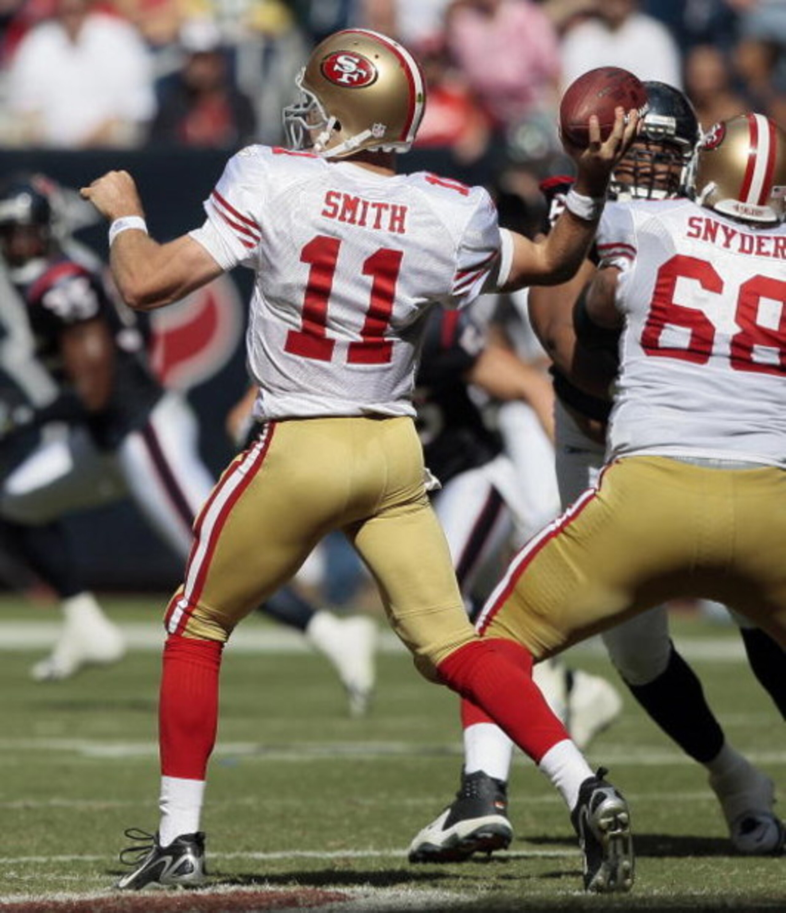 HOUSTON - OCTOBER 25:  Quarterback Alex Smith #11 of the San Francisco 49ers throws downfield at Reliant Stadium on October 25, 2009 in Houston, Texas.  (Photo by Bob Levey/Getty Images)