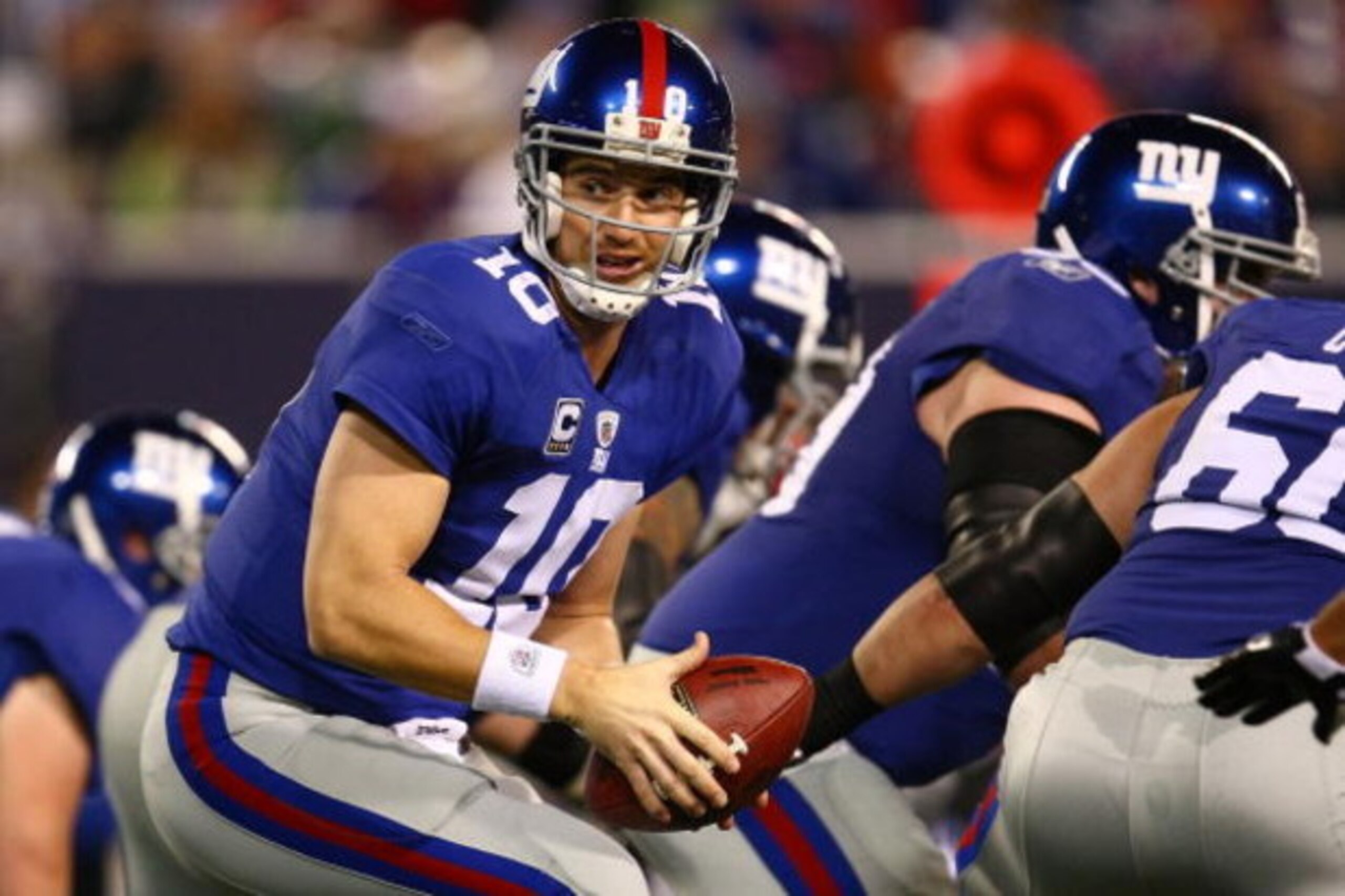 EAST RUTHERFORD, NJ - OCTOBER 25:  Eli Manning #10 of the New York Giants hands off the ball against the Arizona Cardinals on October 25, 2009 at Giants Stadium in East Rutherford, New Jersey.  (Photo by Chris McGrath/Getty Images)