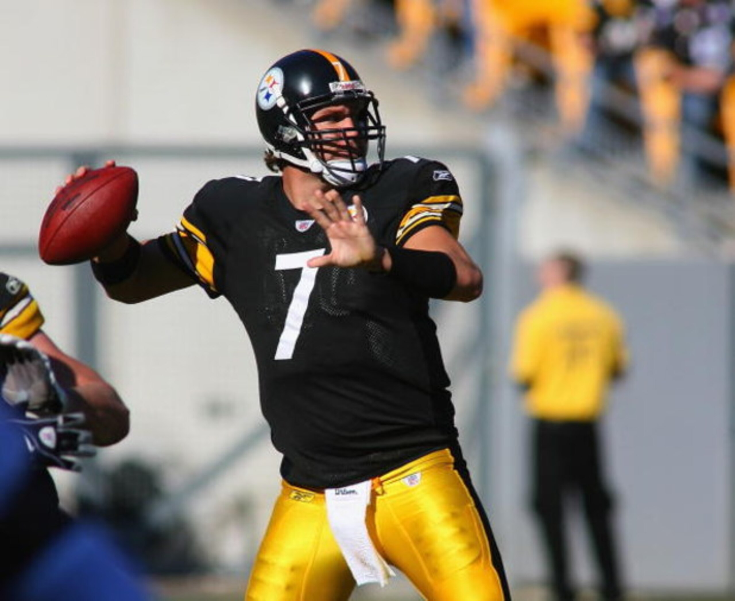 PITTSBURGH - OCTOBER 25:  Ben Roethlisberger #7 of the Pittsburgh Steelers readies to throw against the Minnesota Vikings at Heinz Fielddies to  on October 25, 2009 in Pittsburgh, Pennsylvania. Pittsburgh won 27-17.  (Photo by Rick Stewart/Getty Images)