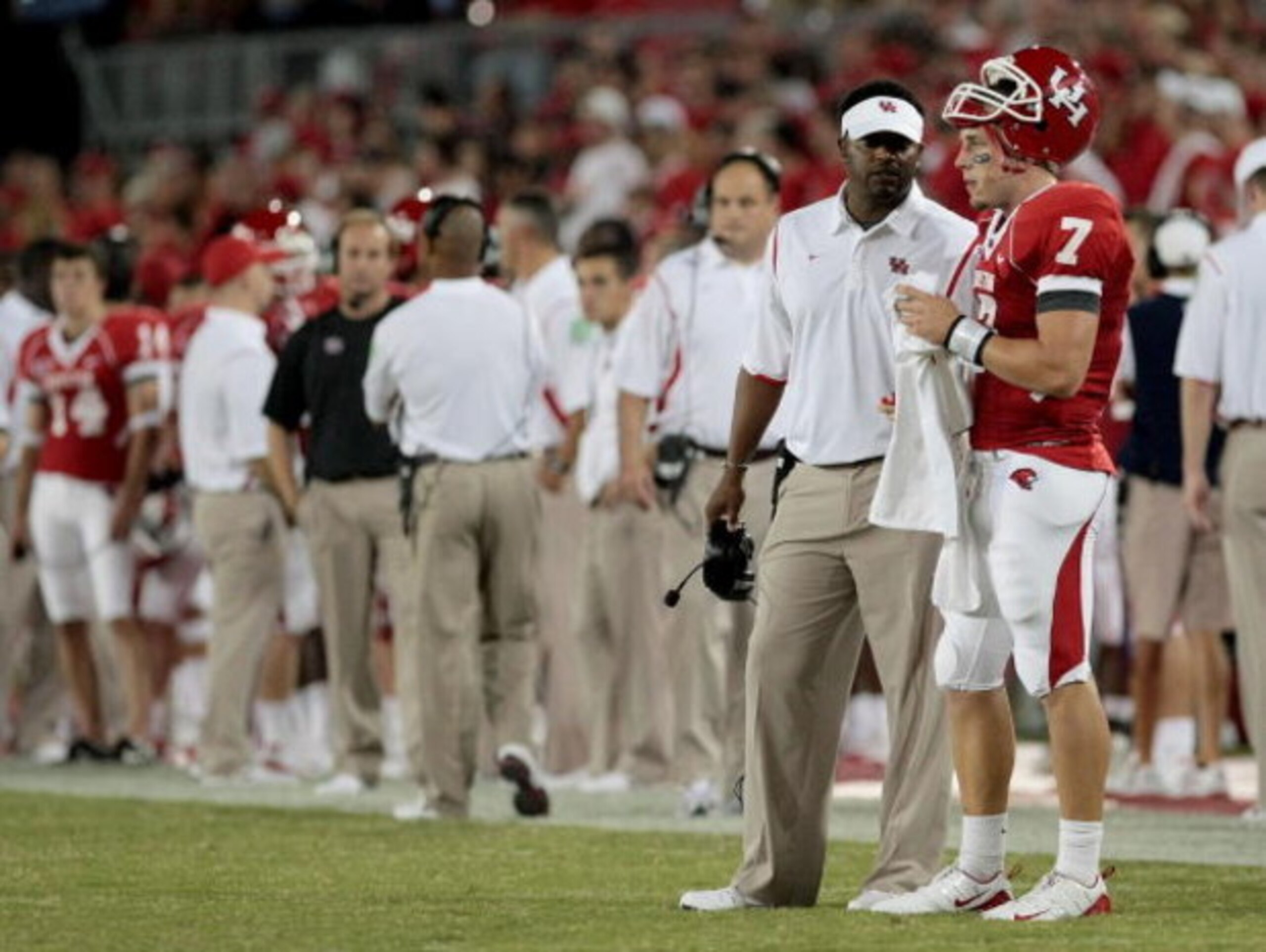 HOUSTON - SEPTEMBER 26:  Head coach Kevin Sumlin and quarterback Case Keenum #7 of the Houston Cougars talks during a timeout while UH plays against the Texas Tech Red Raiders at Robertson Stadium on September 26, 2009 in Houston, Texas.  (Photo by Thomas