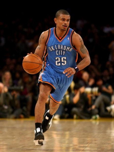LOS ANGELES - FEBRUARY 10: Earl Watson #25 of the Oklahoma City Thunder brings the ball upcourt against the Los Angeles Lakers on February 10, 2009 at Staples Center in Los Angeles, California.  The Lakers won 105-98.   NOTE TO USER: User expressly acknow