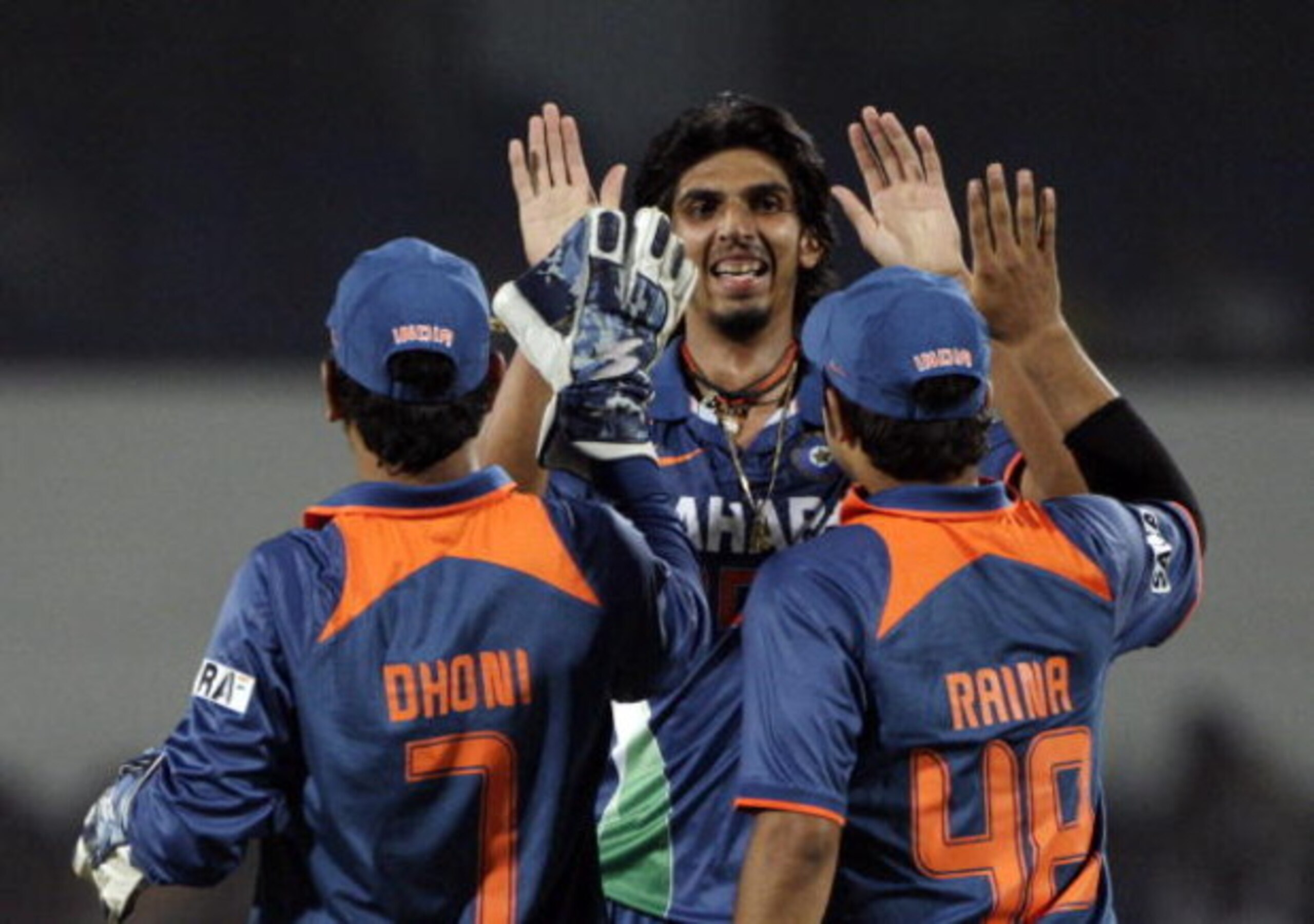 NAGPUR, INDIA - OCTOBER 28: India celebrates their victory in the  Second One Day International match between India and Australia at the Vidarbha Cricket Association Stadium on October 28, 2009 in Nagpur, India. (Photo by Graham Crouch/Getty Images)