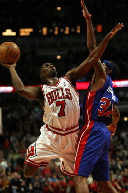 CHICAGO - NOVEMBER 08:  Ben Gordon #7 of the Chicago Bulls attempts a shot against Richard Hamilton #32 of the Detroit Pistons at the United Center on November 8, 2007 in Chicago, Illinois. The Bulls won 97-93. (Photo by Jonathan Daniel/Getty Images)