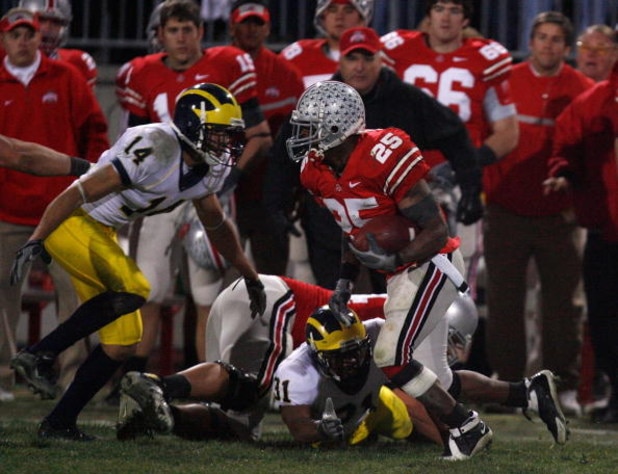 COLUMBUS, OH - NOVEMBER 18:  Antonio Pittman #25 of the Ohio State Buckeyes runs the ball against the Michigan Wolverines November 18, 2006 at Ohio Stadium in Columbus, Ohio.  Ohio State won 42-39. (Photo by Gregory Shamus/Getty Images)