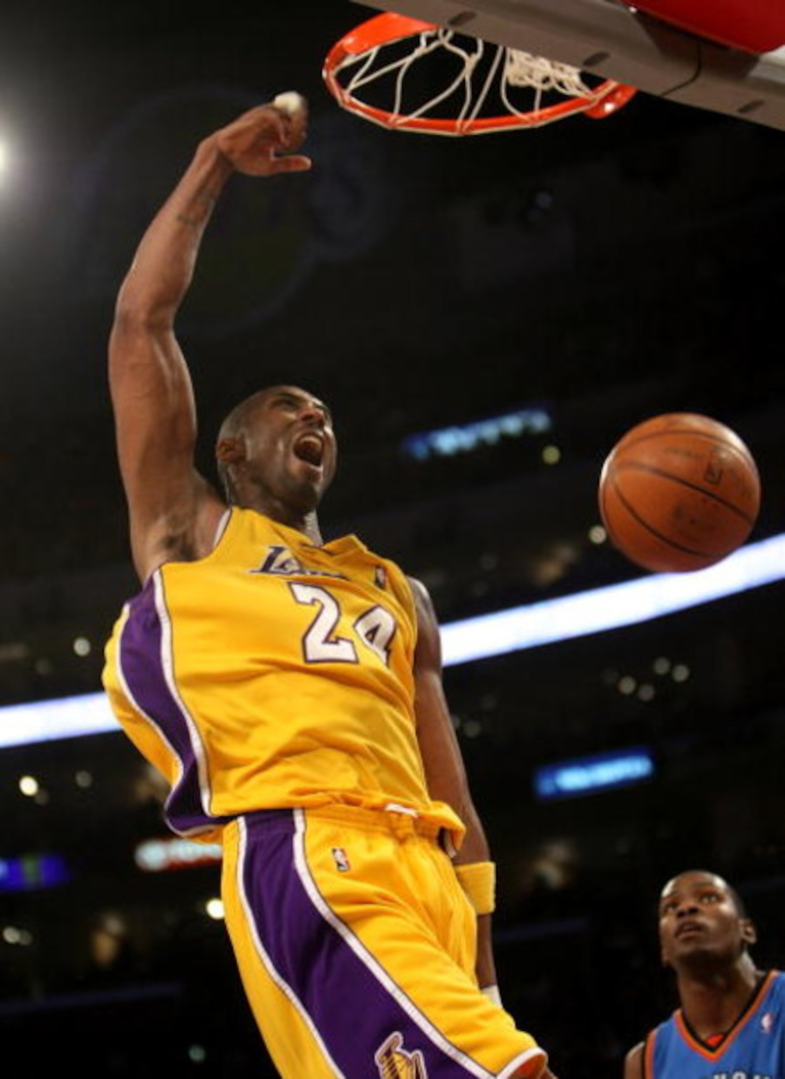 LOS ANGELES, CA - FEBRUARY 10:  Kobe Bryant #24 of the Los Angeles Lakers dunks against the Oklahoma City Thunder on February 10, 2009 at Staples Center in Los Angeles, California.   NOTE TO USER: User expressly acknowledges and agrees that, by downloadin