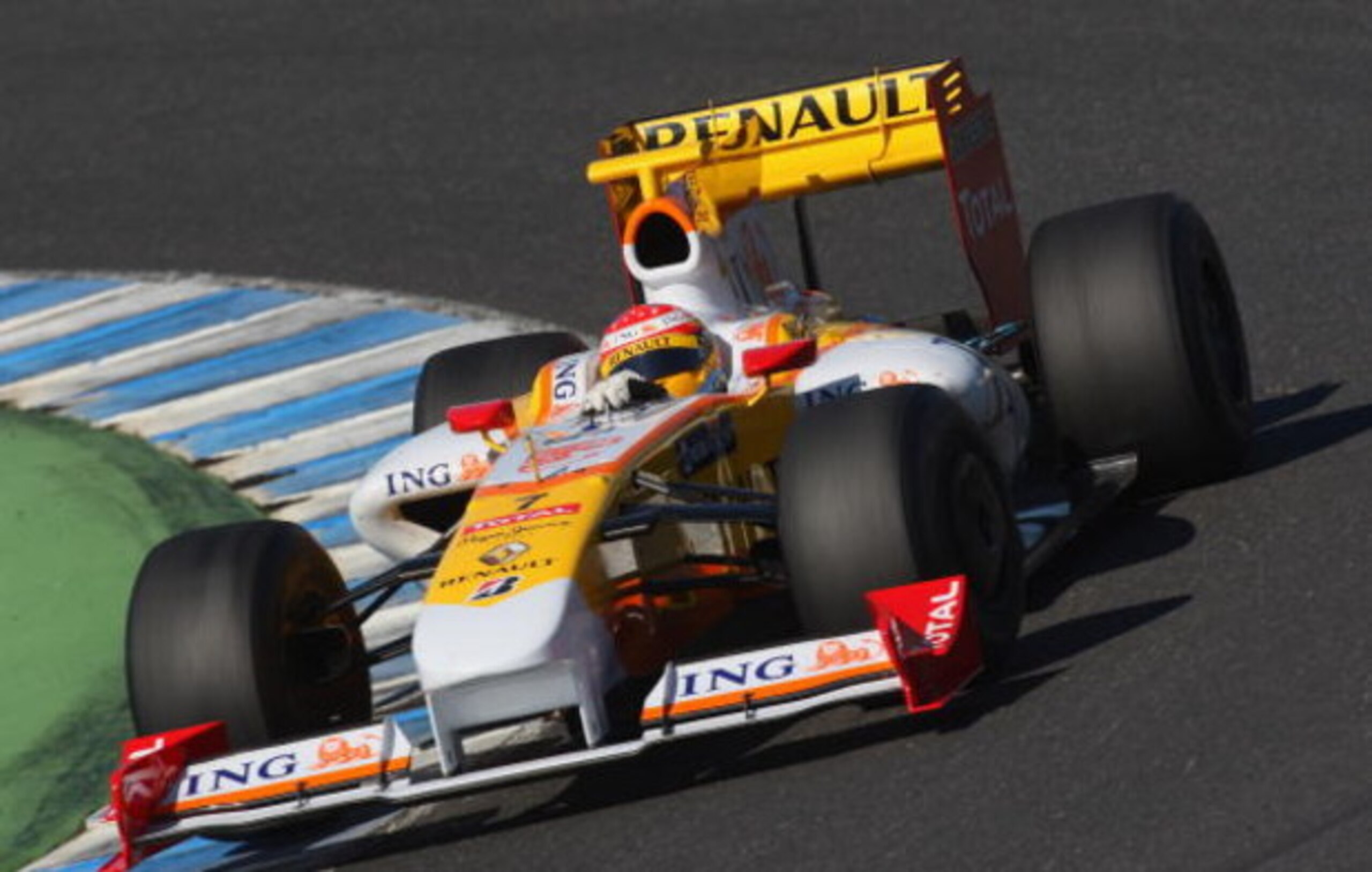 JEREZ DE LA FRONTERA, SPAIN - FEBRUARY 12:  Fernando Alonso of Spain and team Renault in action during Formula 1 testing on February 12, 2009 in Jerez de la Frontera, Spain.  (Photo by Mark Thompson/Getty Images)