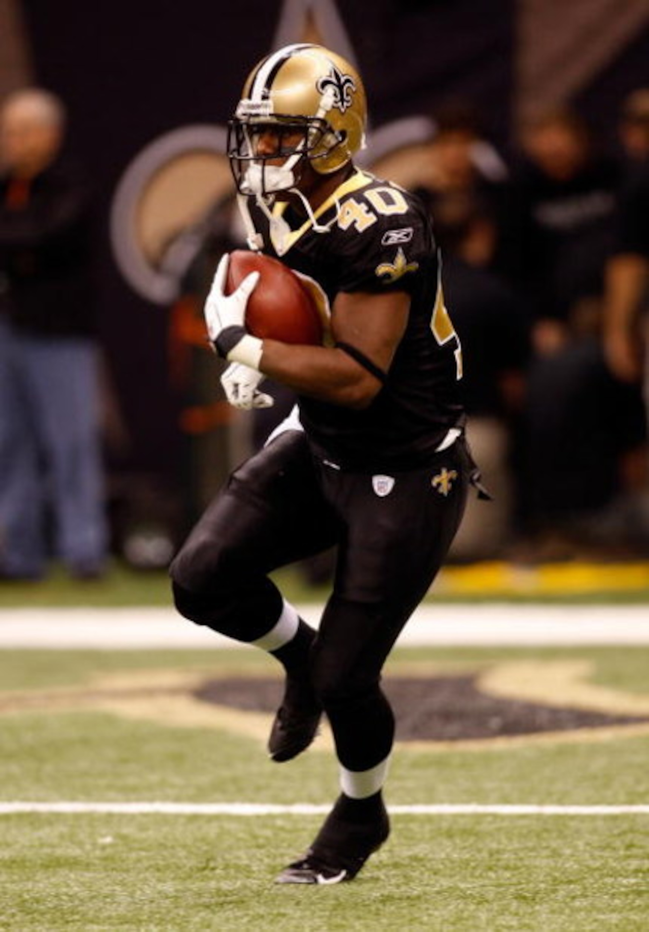 NEW ORLEANS - NOVEMBER 24:  Mike Bell #40 of the New Orleans Saints warms up before playing the Green Bay Packers on November 24, 2009 at the Superdome in New Orleans, Louisiana.  (Photo by Chris Graythen/Getty Images)