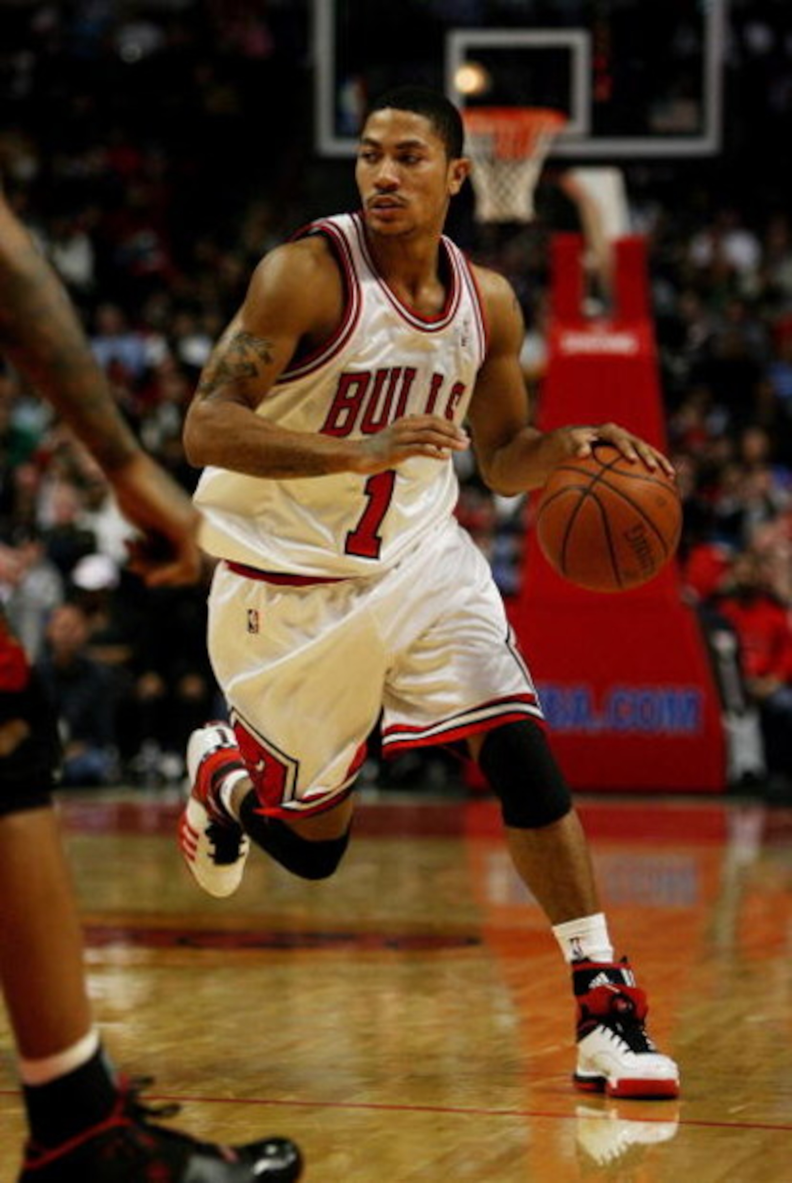 CHICAGO - FEBRUARY 12: Derrick Rose #1 of the Chicago Bulls brings the ball upcourt against the Miami Heat on February 12, 2009 at the United Center in Chicago, Illinois. The Heat defeated the Bulls 95-93. NOTE TO USER: User expressly acknowledges and agr