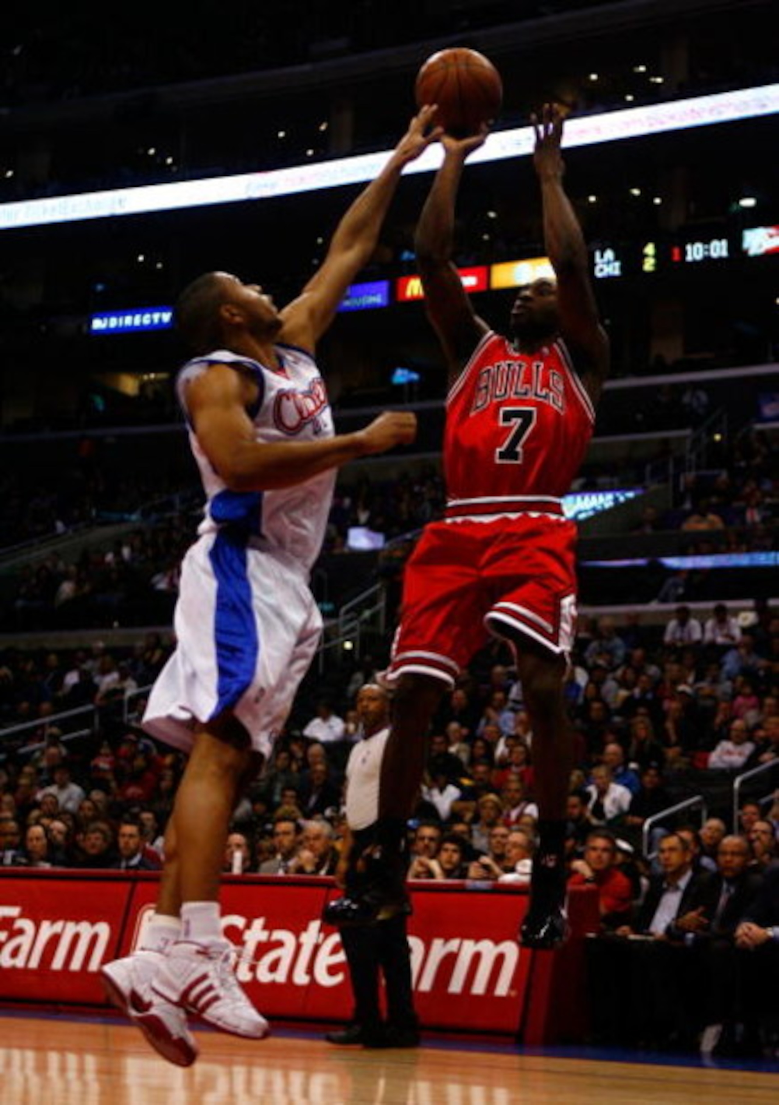 LOS ANGELES, CA - JANUARY 28:  Ben Gordon #7 of the Chicago Bulls shoots over Eric Gordon #10 of the Los Angeles Clippers during the first half at Staples Center on January 28, 2009 in Los Angeles, California. NOTE TO USER: User expressly acknowledges and