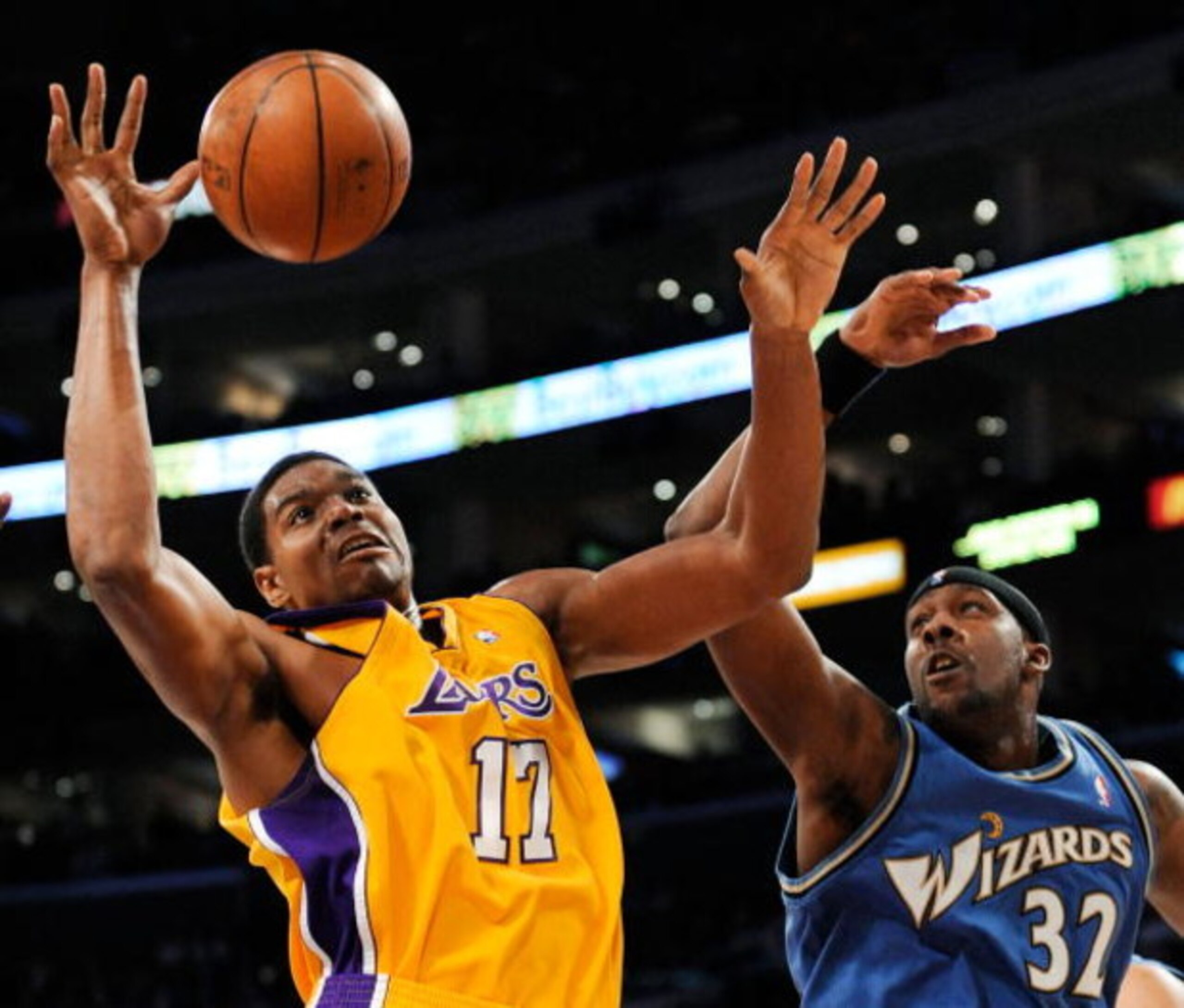LOS ANGELES, CA - JANUARY 22:  Andrew Bynum #17 of the Los Angeles Lakers controls the ball against Andray Blatche #32 of the Washington Wizards during the first quarter January 22, 2009 at the Staples Center in Los Angeles, California. NOTE TO USER: User