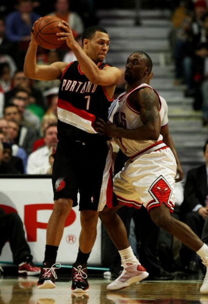 CHICAGO - JANUARY 12: Brandon Roy #7 of the Portland Trail Blazers moves against Ben Gordon #7 of the Chicago Bulls on January 12, 2009 at the United Center in Chicago, Illinois. The Trail Blazers defeated the Bulls 109-95. NOTE TO USER: User expressly ac