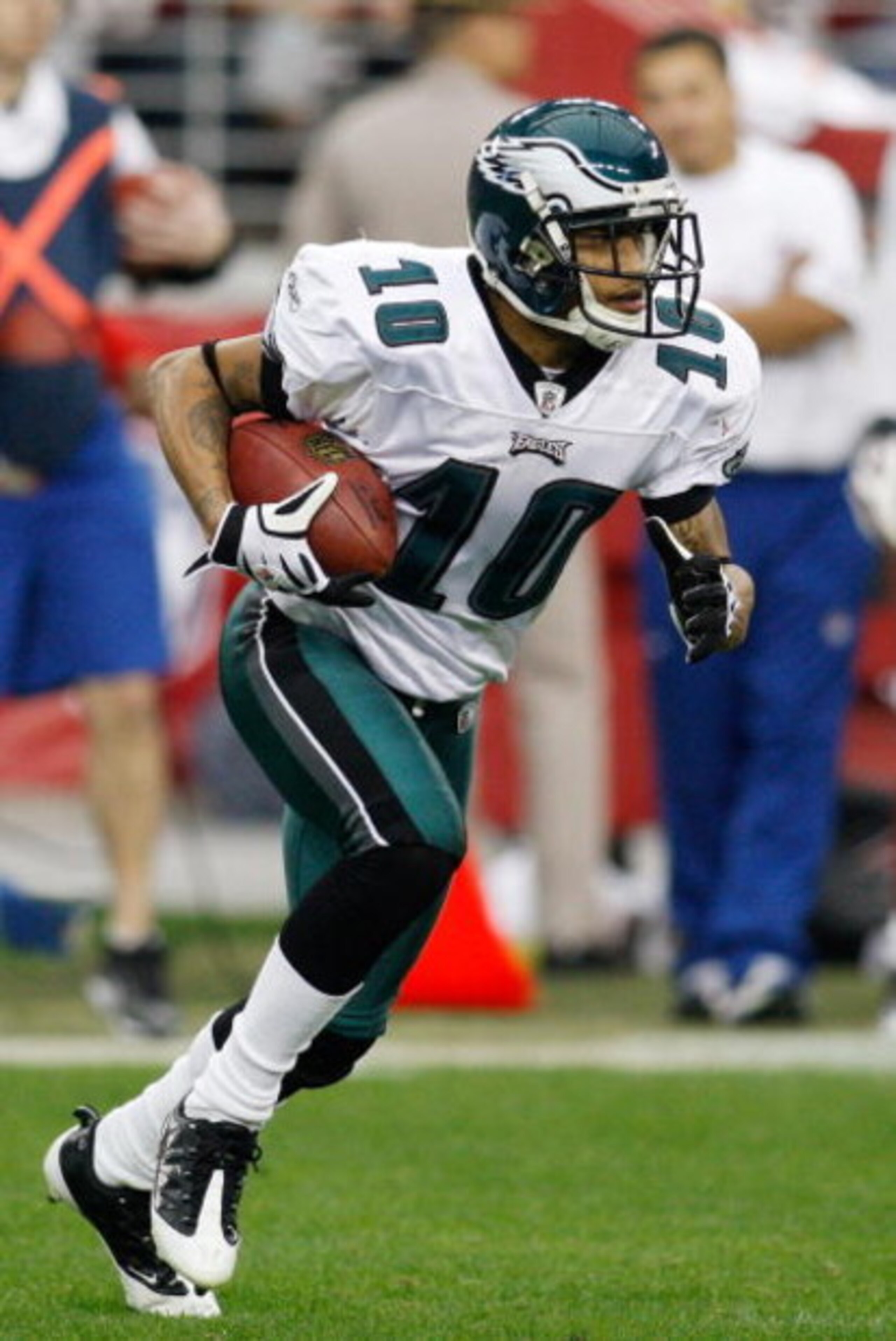 GLENDALE, AZ - JANUARY 18:  Wide receiver DeSean Jackson #10 of the Philadelphia Eagles runs with the ball against the Arizona Cardinals during the NFC championship game on January 18, 2009 at University of Phoenix Stadium in Glendale, Arizona.  (Photo by