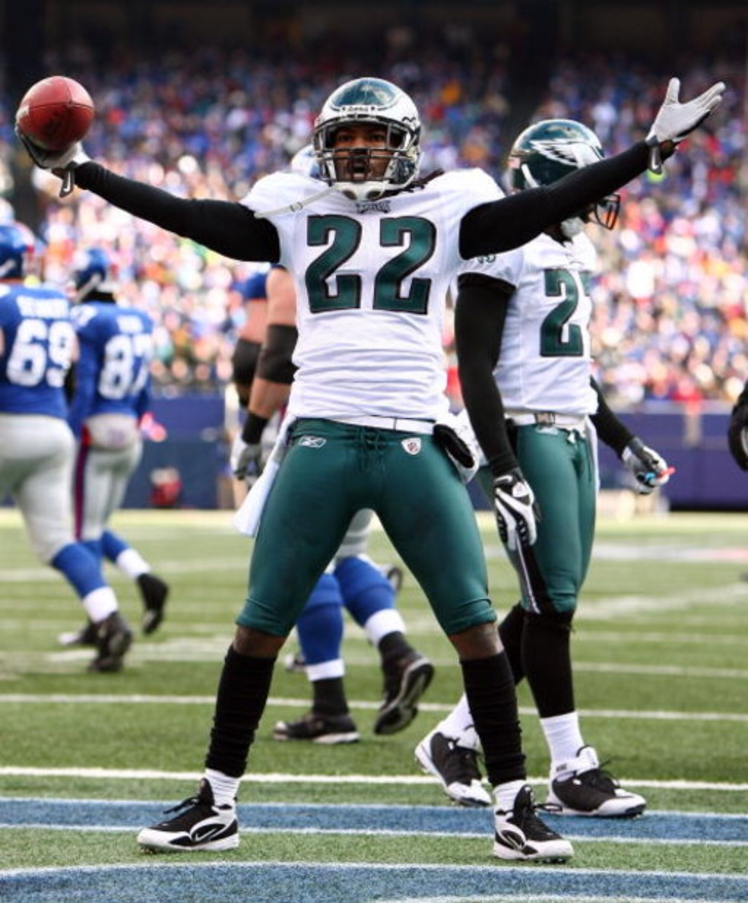 EAST RUTHERFORD, NJ - JANUARY 11:  Asante Samuel #22 of the Philadelphia Eagles celebrates after intercepting a ball against the New York Giants during the NFC Divisional Playoff Game on January 11, 2009 at Giants Stadium in East Rutherford, New Jersey.  
