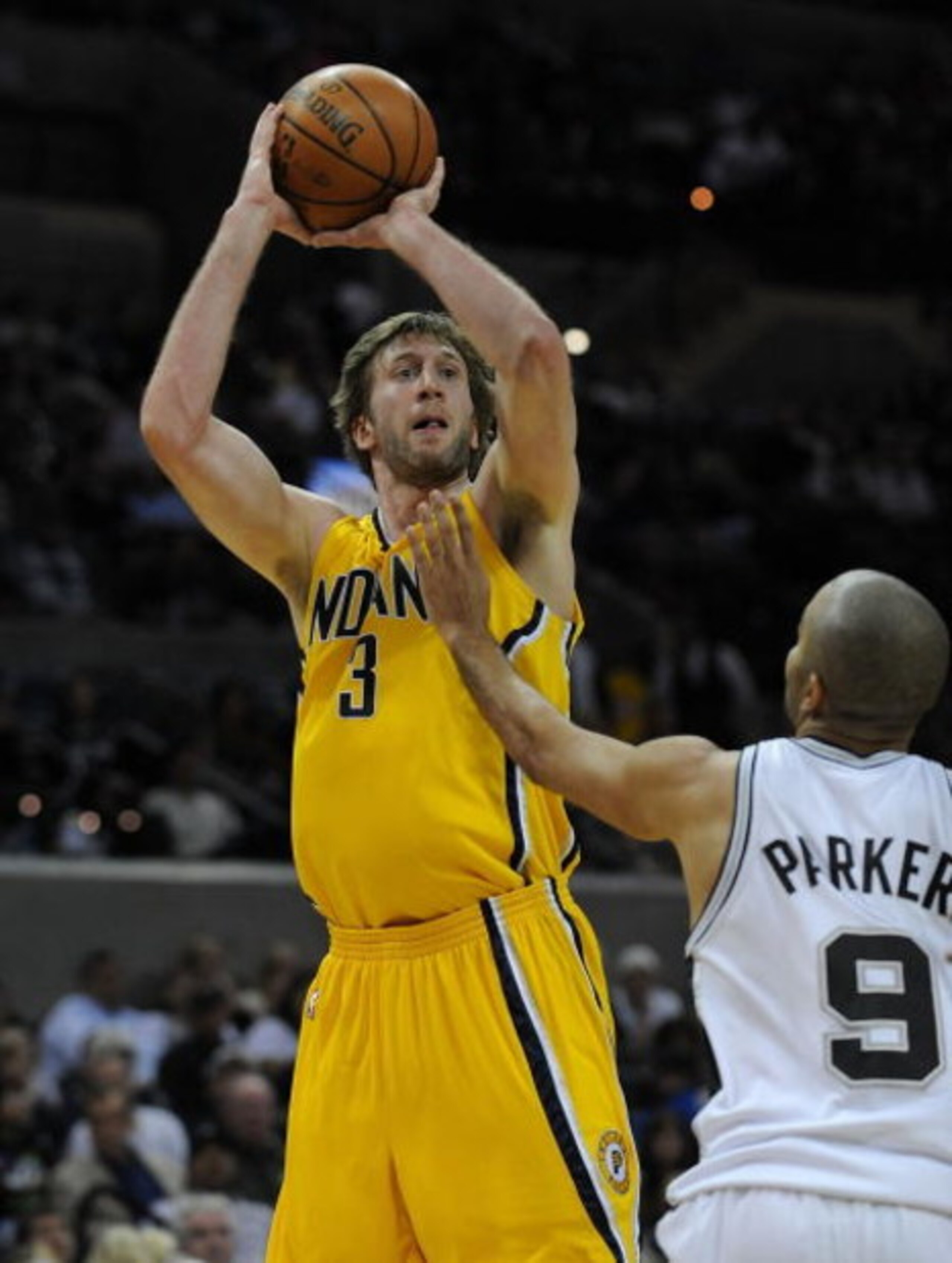 SAN ANTONIO - JANUARY 20:  Forward Troy Murphy #3 of the Indiana Pacers takes a shot against Tony Parker #9 of the San Antonio Spurs on January 20, 2009 at AT&T Center in San Antonio, Texas.  NOTE TO USER: User expressly acknowledges and agrees that, by d