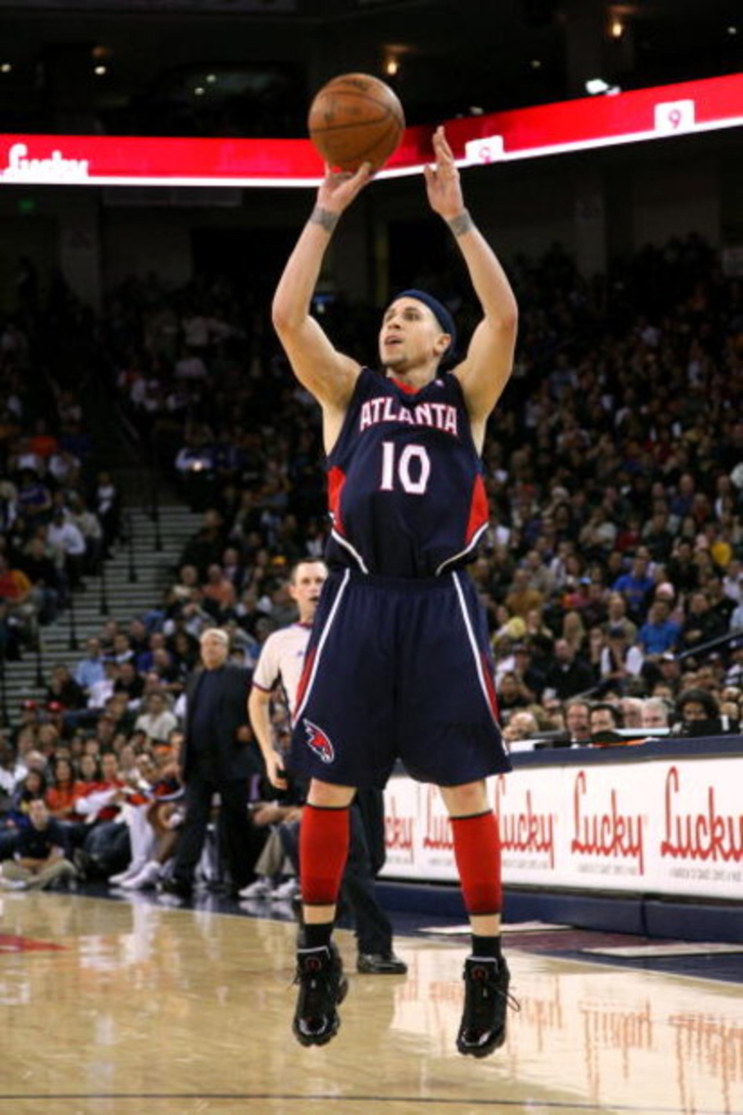 OAKLAND, CA - JANUARY 16:  Mike Bibby #10 of the Atlanta Hawks takes a jump shot against the Golden State Warriors during the game on January 16, 2009 at Oracle Arena in Oakland, California. The Warriors won 119-114. NOTE TO USER: User expressly acknowled