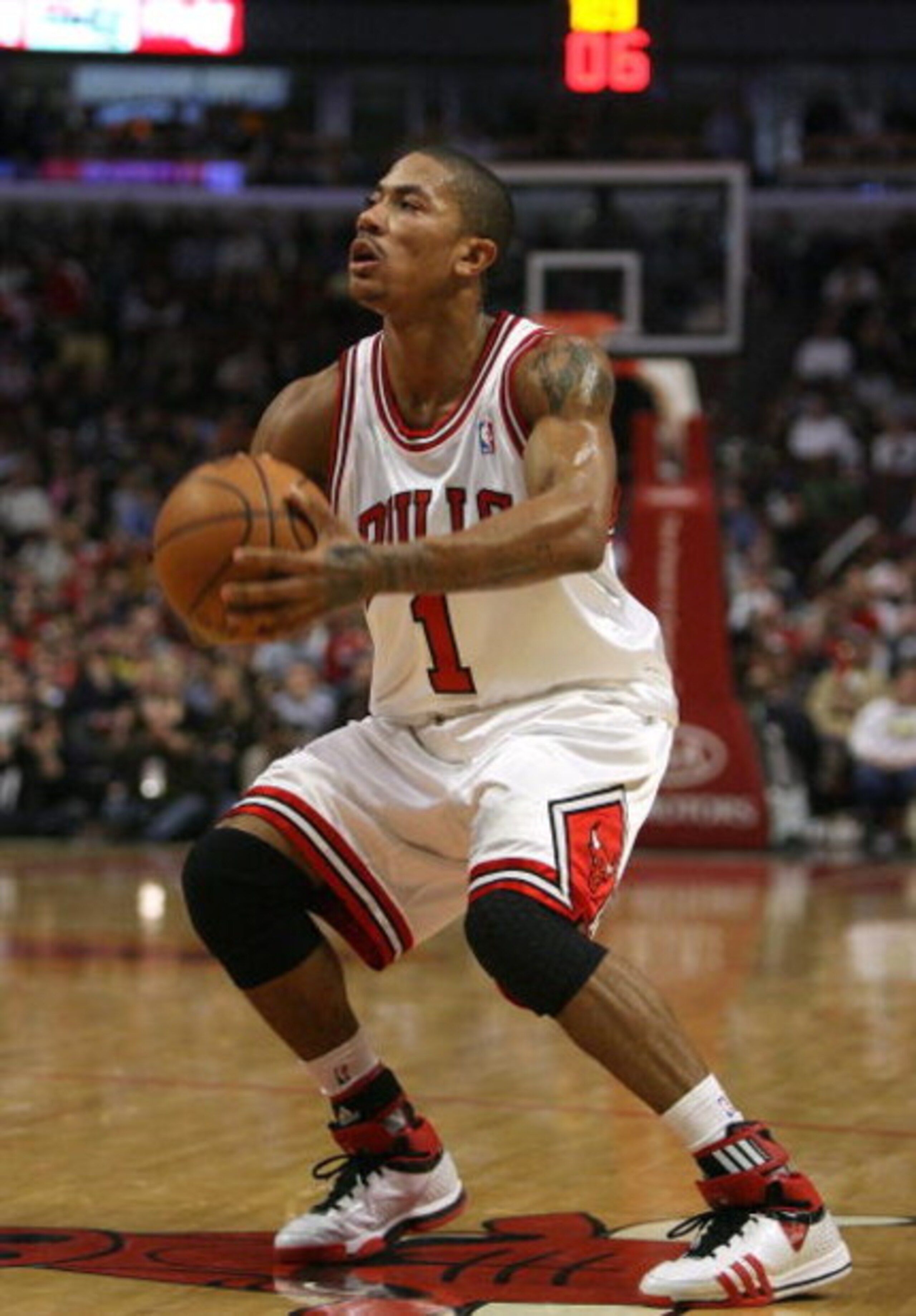CHICAGO - FEBRUARY 24:  Derrick Rose #1 of the Chicago Bulls looks to attempt a shot against the Orlando Magic at the United Center on Feberuary 24, 2009 in Chicago, Illinois.  NOTE TO USER: User expressly acknowledges and agreees that, by downloading and