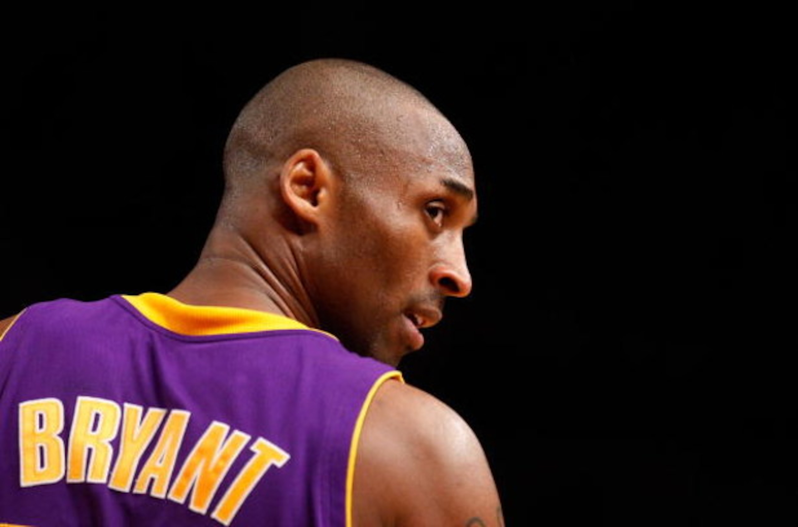 NEW YORK - FEBRUARY 02: Kobe Bryant #24 of the Los Angeles Lakers looks over his shoulder against the New York Knicks on February 2, 2009 at Madison Square Garden in New York City. NOTE TO USER: User expressly acknowledges and agrees that, by downloading 