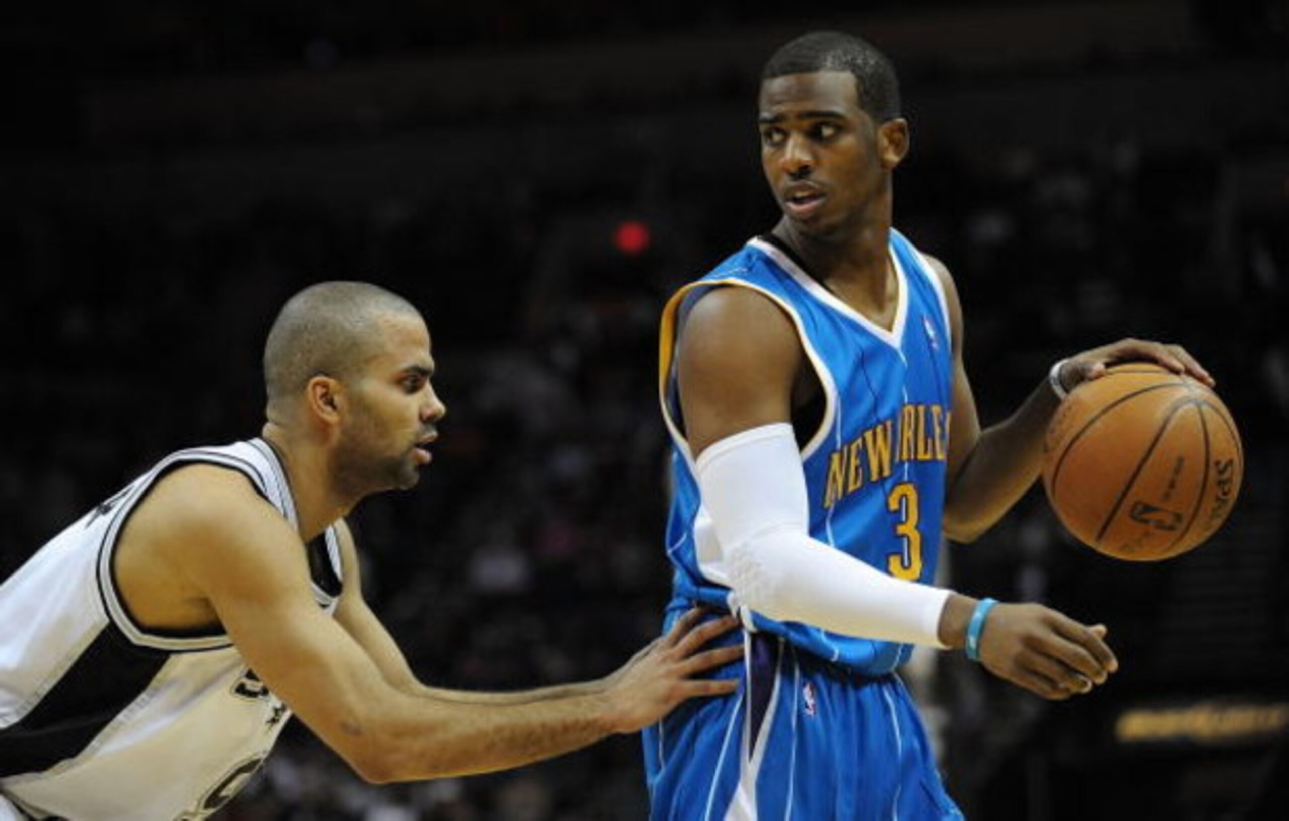 SAN ANTONIO - JANUARY 31:  Guard Chris Paul #3 of the New Orleans Hornets during play against Tony Parker #9 of the San Antonio Spurs on January 31, 2009 at AT&T Center in San Antonio, Texas.  NOTE TO USER: User expressly acknowledges and agrees that, by 