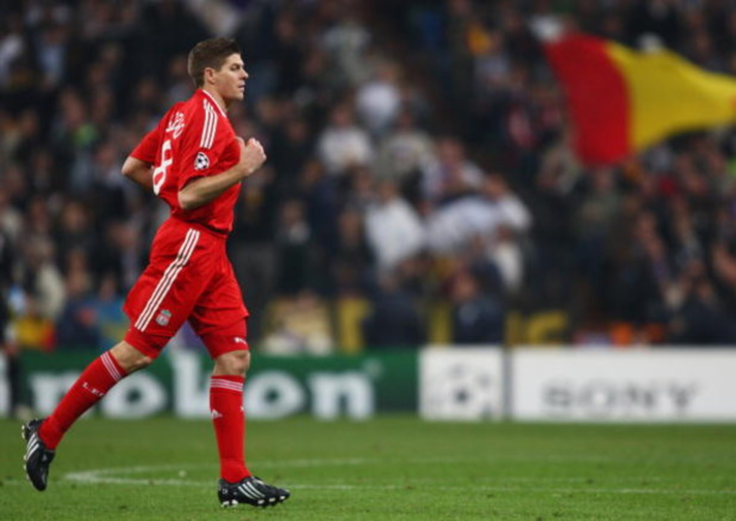 MADRID, SPAIN - FEBRUARY 25: Steven Gerrard of Liverpool comes on as a substitute during the Champions League Round of 16, First Leg match between Real Madrid and Liverpool at the Estadio Santiago Bernabeu on February 25, 2009 in Madrid, Spain. (Photo b MADRID, SPAIN - FEBRUARY 25: Steven Gerrard of Liverpool comes on as a substitute during the Champions League Round of 16, First Leg match between Real Madrid and Liverpool at the Estadio Santiago Bernabeu on February 25, 2009 in Madrid, Spain. (Photo b