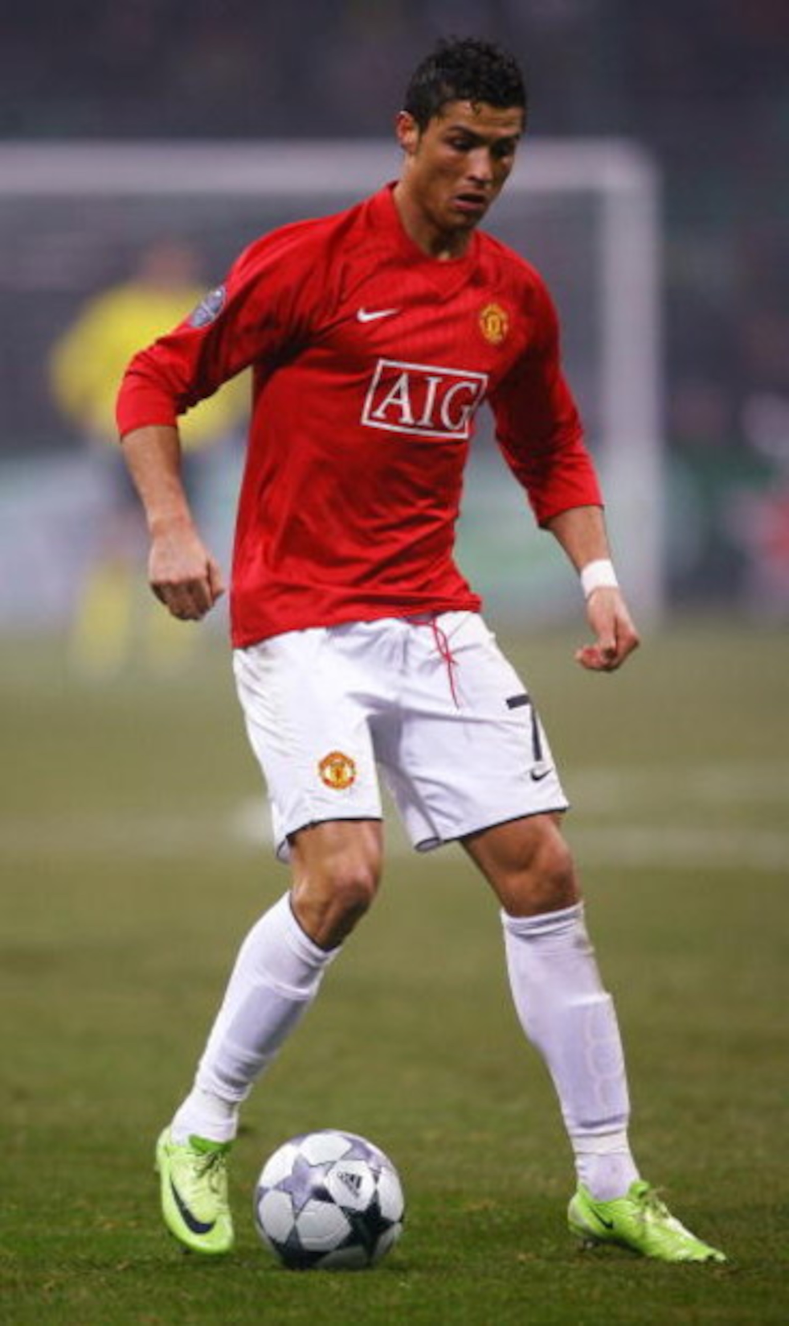 MILAN, ITALY - FEBRUARY 24: Cristiano Ronaldo of Manchester United runs with the ball during the UEFA Champions League, Round of Last 16, First Leg match between Inter Milan and Manchester United at the San Siro Stadium on February 24, 2009 in Milan, Ita MILAN, ITALY - FEBRUARY 24: Cristiano Ronaldo of Manchester United runs with the ball during the UEFA Champions League, Round of Last 16, First Leg match between Inter Milan and Manchester United at the San Siro Stadium on February 24, 2009 in Milan, Ita