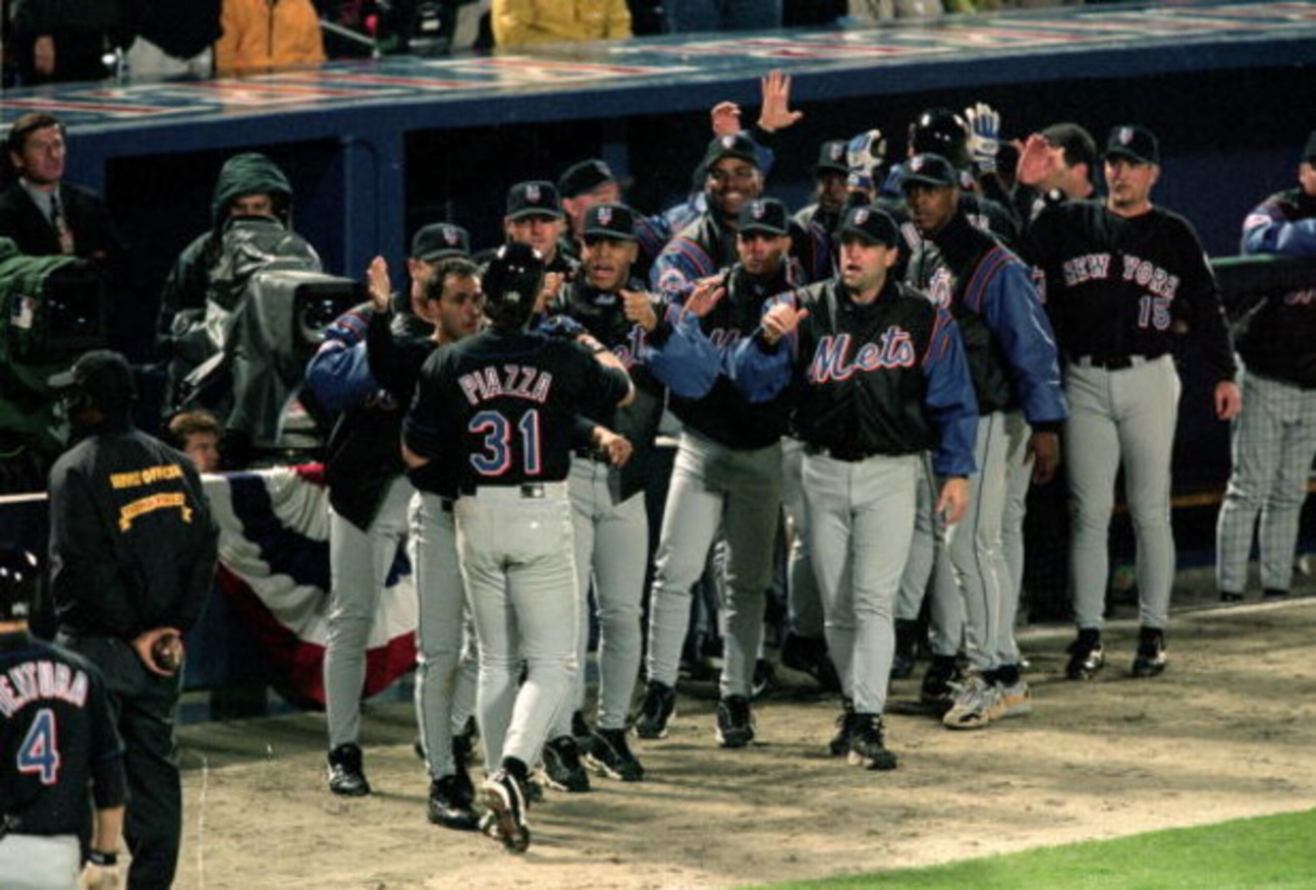 19 Oct 1999: Mike Piazza #31 of the New York Mets is greeted by the bench after his home run during the National League Championship Series game six against the Atlanta Braves at Turner Field in Atlanta, Georgia. The Braves defeated the Mets 10-9. Mandato