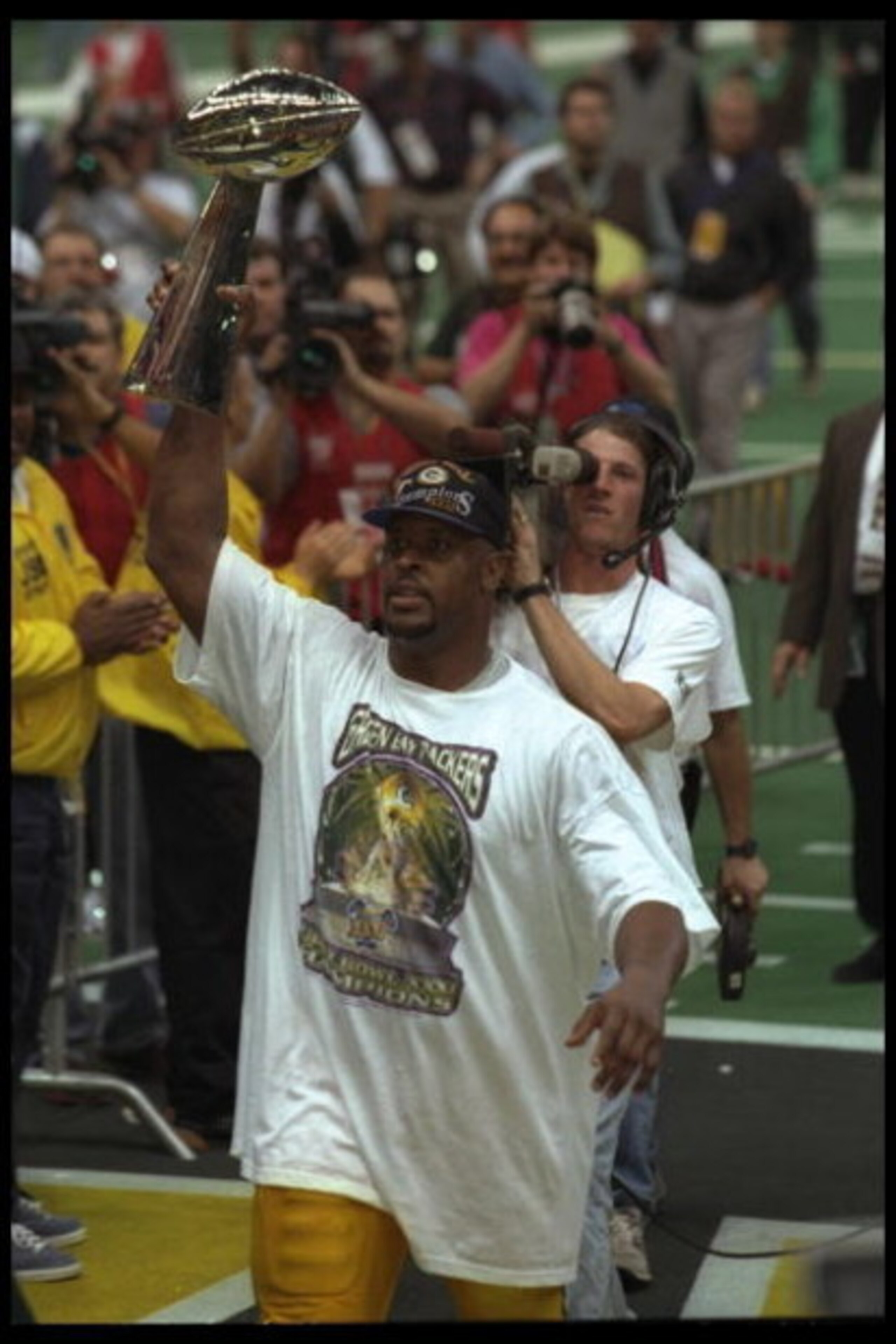 26 Jan 1997:  Defensive end Reggie White of the Green Bay Packers carries the Lombardi Trophy around the field after the Packers 35-21 win over the New England Patriots in Super Bowl XXXI at the Louisiana Superdome in New Orleans, Louisiana.   Mandatory C