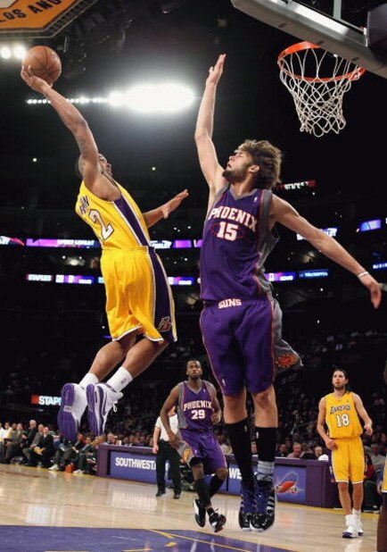 LOS ANGELES, CA - FEBRUARY 26:  Shannon Brown #12 of the Los Angeles Lakers slam dunks the ball against Robin Lopez #15 of the Phoenix Suns during the NBA game at Staples Center on February 26, 2009 in Los Angeles, California.   The Lakers defeated the Su