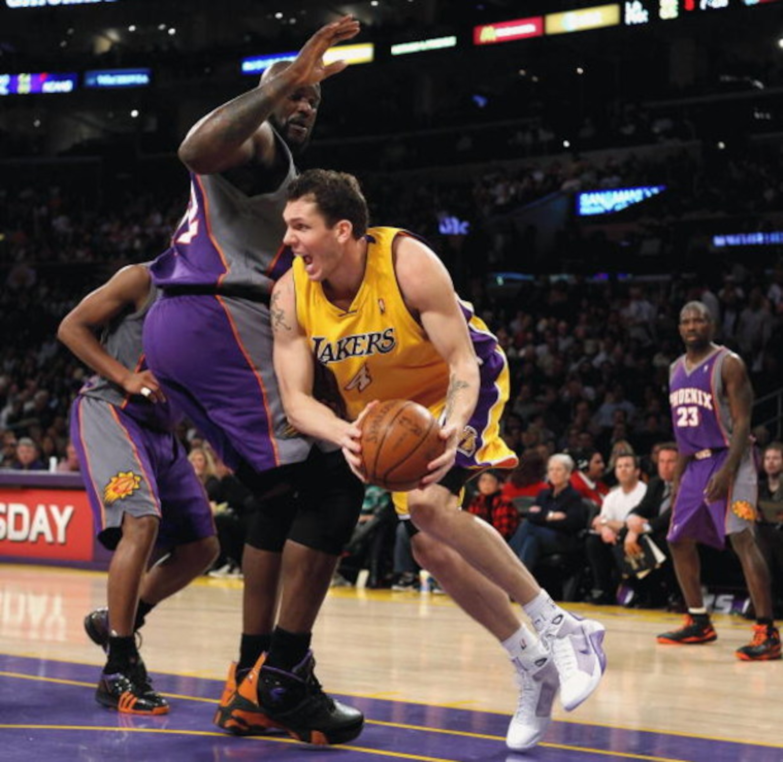 LOS ANGELES, CA - FEBRUARY 26: Luke Walton #4 of the Los Angeles Lakers looks to pass around Shaquille O'Neal #32 of the Phoeix Suns during the NBA game at Staples Center on February 26, 2009 in Los Angeles, California. The Lakers defeated the Suns LOS ANGELES, CA - FEBRUARY 26: Luke Walton #4 of the Los Angeles Lakers looks to pass around Shaquille O'Neal #32 of the Phoeix Suns during the NBA game at Staples Center on February 26, 2009 in Los Angeles, California. The Lakers defeated the Suns