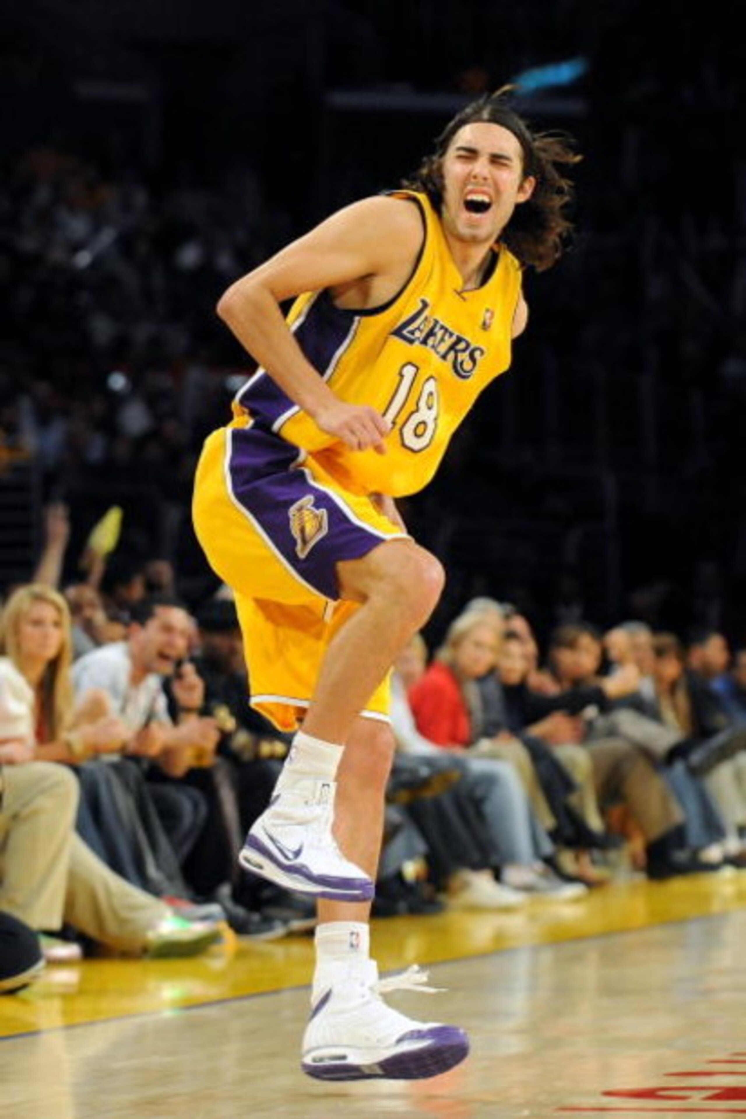 LOS ANGELES, CA - JANUARY 19: Sasha Vujacic #18 of the Los Angeles Lakers grimaces after he injures his foot during the third quarter against the Cleveland Cavaliers at Staples Center on January 19, 2009 in Los Angeles, California. (Photo by Harry How/G LOS ANGELES, CA - JANUARY 19: Sasha Vujacic #18 of the Los Angeles Lakers grimaces after he injures his foot during the third quarter against the Cleveland Cavaliers at Staples Center on January 19, 2009 in Los Angeles, California. (Photo by Harry How/G