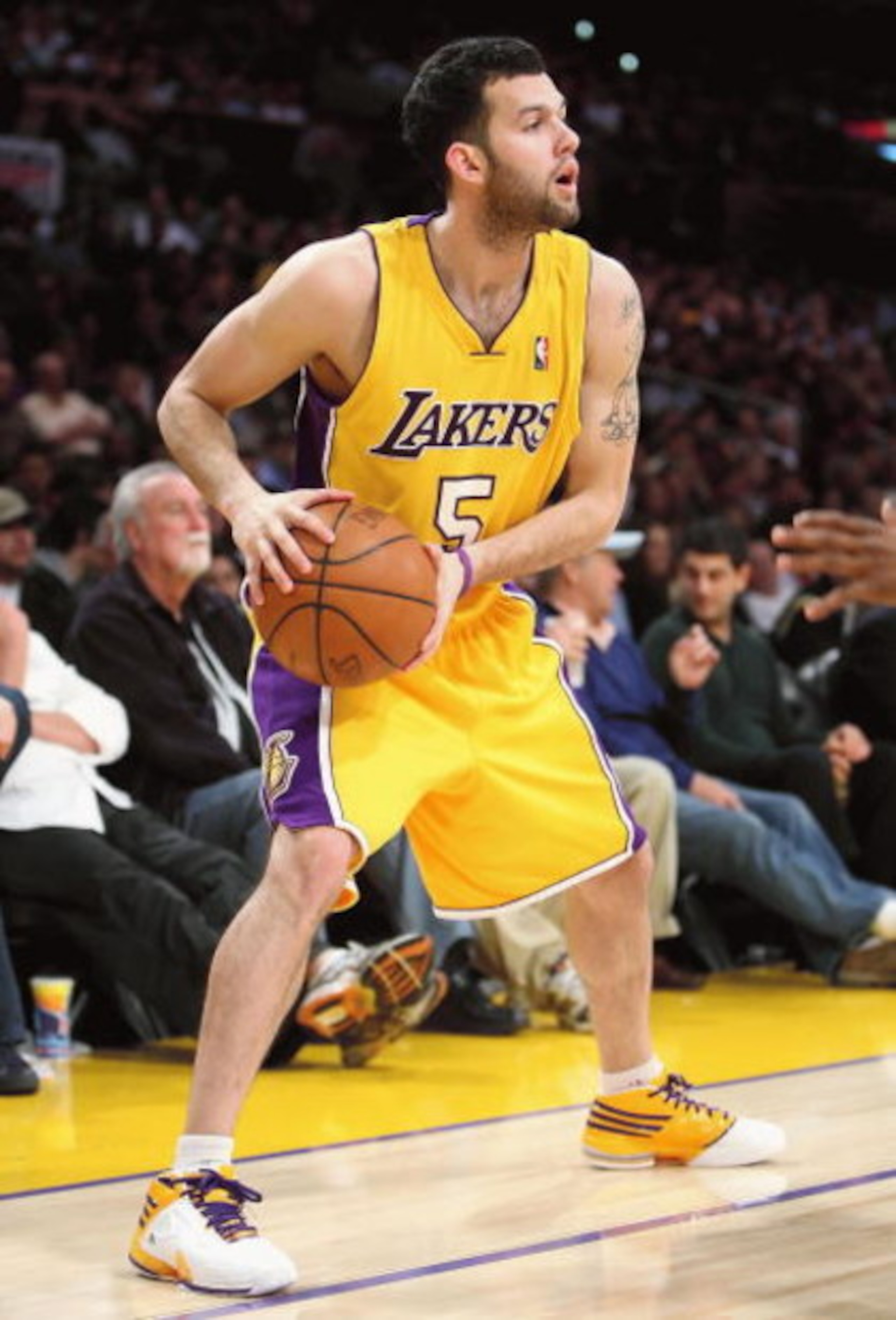LOS ANGELES, CA - FEBRUARY 26: Jordan Farmar #5 of the Los Angeles Lakers handles the ball during the NBA game against the Phoenix Suns at Staples Center on February 26, 2009 in Los Angeles, California. The Lakers defeated the Suns 132-106. NOTE TO USE LOS ANGELES, CA - FEBRUARY 26: Jordan Farmar #5 of the Los Angeles Lakers handles the ball during the NBA game against the Phoenix Suns at Staples Center on February 26, 2009 in Los Angeles, California. The Lakers defeated the Suns 132-106. NOTE TO USE
