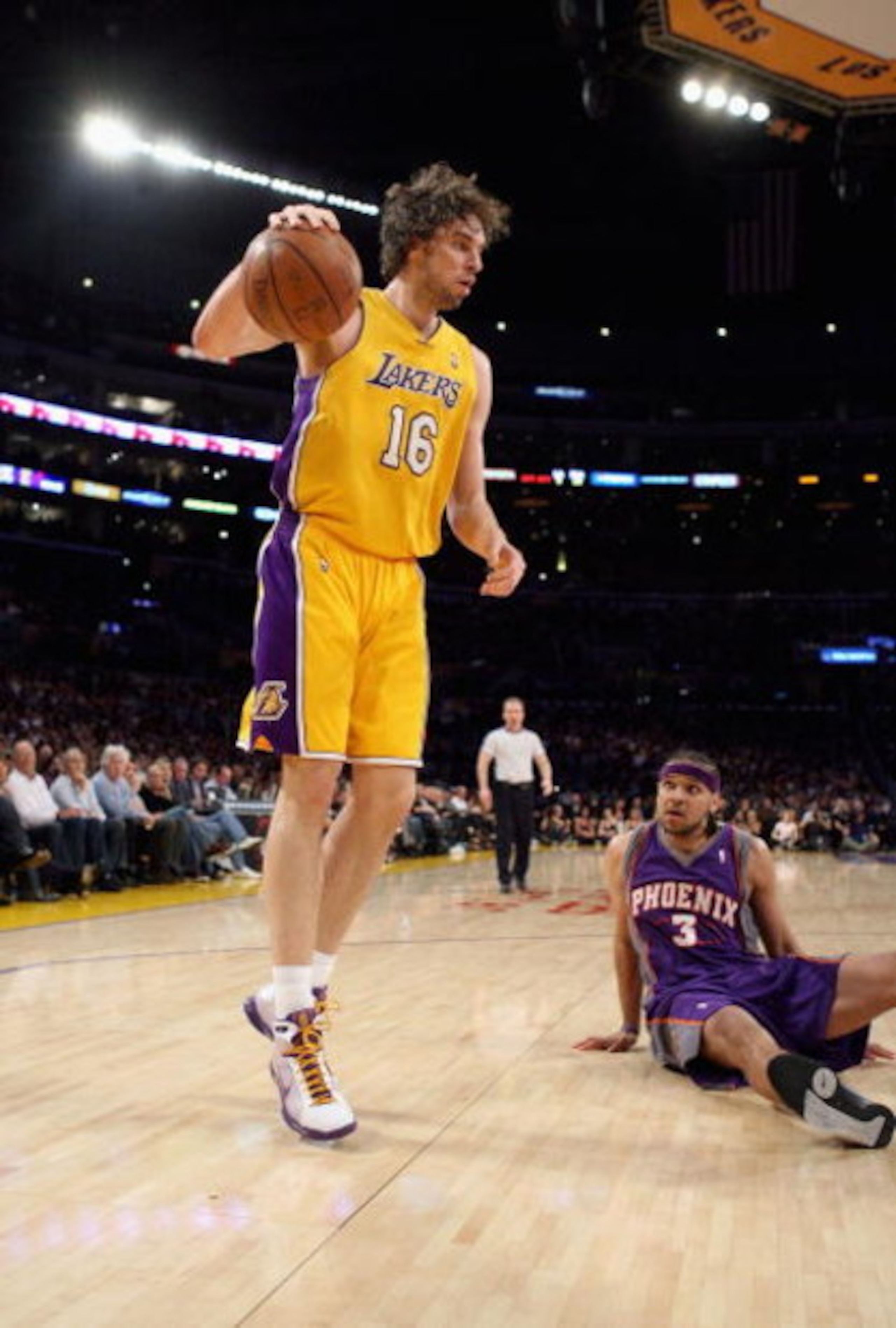 LOS ANGELES, CA - FEBRUARY 26: Pau Gasol #16 of the Los Angeles Lakers surveys the court as Jared Dudley #3 of the Phoenix Suns looks on from the floor during the NBA game at Staples Center February 26, 2009 in Los Angeles, California. NOTE TO USER: Use LOS ANGELES, CA - FEBRUARY 26: Pau Gasol #16 of the Los Angeles Lakers surveys the court as Jared Dudley #3 of the Phoenix Suns looks on from the floor during the NBA game at Staples Center February 26, 2009 in Los Angeles, California. NOTE TO USER: Use