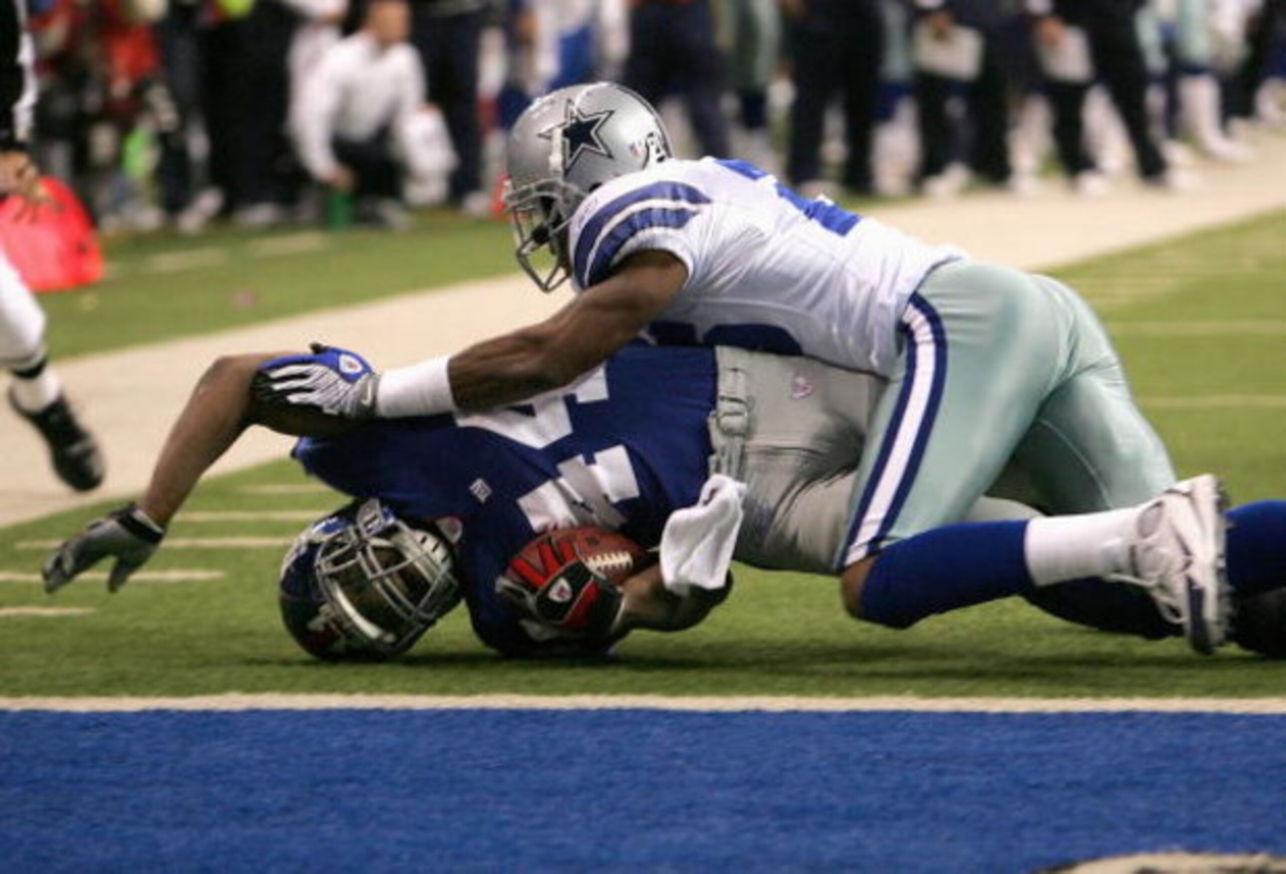 IRVING, TX - JANUARY 13:  Runningback Ahmad Bradshaw #44 of the New York Giants is tackled by the Dallas Cowboys in the NFC Divisional Playoff game at Texas Stadium on January 13, 2008 in Irving, Texas. The Giants defeated the Cowboys 21-17.  (Photo by Ro