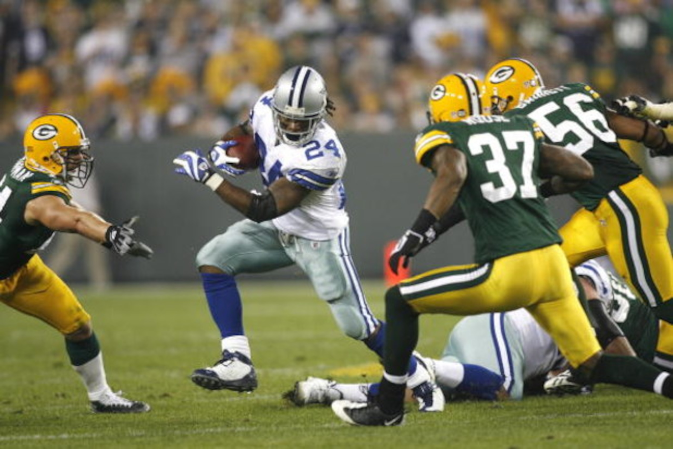 GREEN BAY - SEPTEMBER 21:  Marion Barber #24 of the Dallas Cowboys runs with the ball against the Green Bay Packers  at Lambeau Field on September 21, 2008 in Green Bay, Wisconsin. The Cowboys defeated the Packers in 27- 16.  (Photo by Tom Hauck/Getty Ima